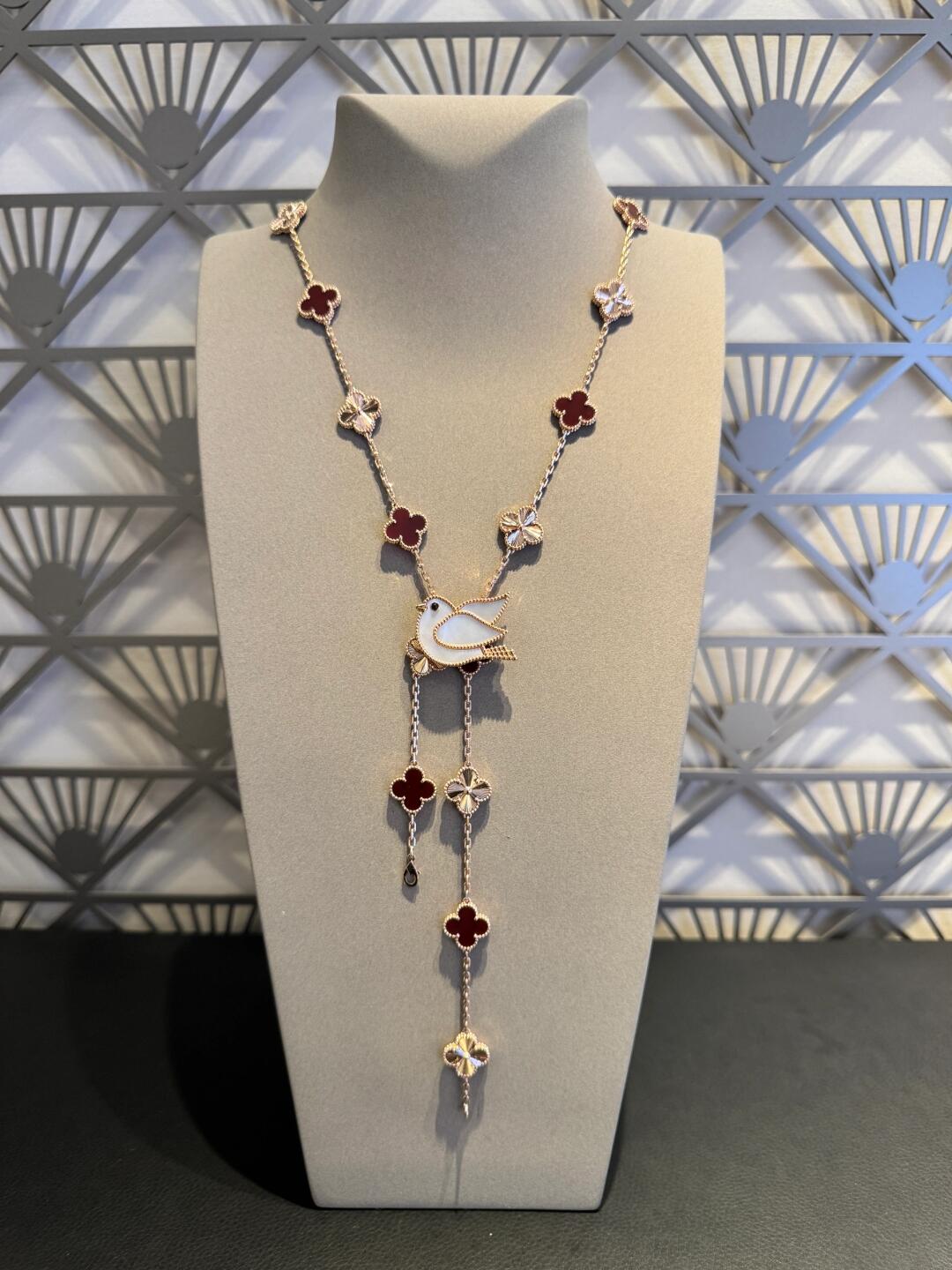 CLOVER 20 MOTIFS LASER CARNELIAN NECKLACE
