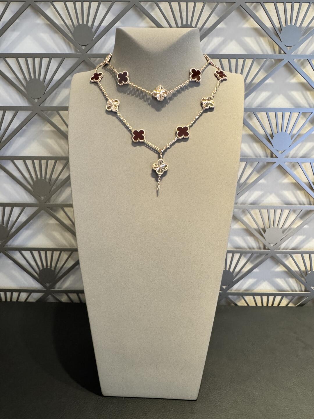 CLOVER 20 MOTIFS LASER CARNELIAN NECKLACE