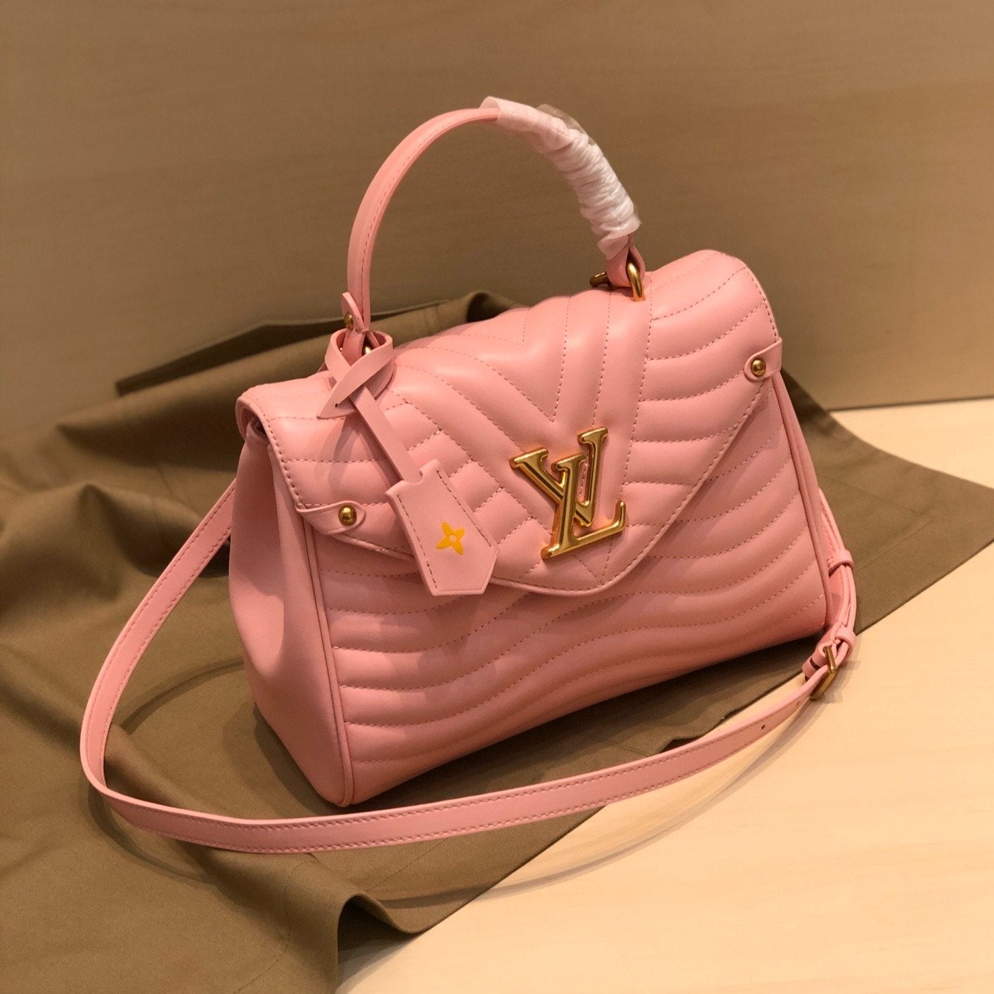 SAC À MAIN LV NEW WAVE 26 CM EN CUIR DE VEAU ROSE
