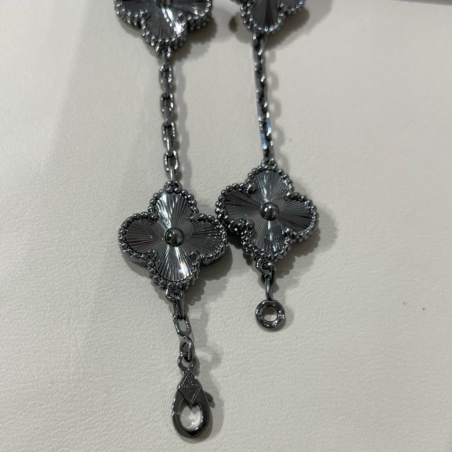 BRACELET NOIR À 5 MOTIFS CLOVER 