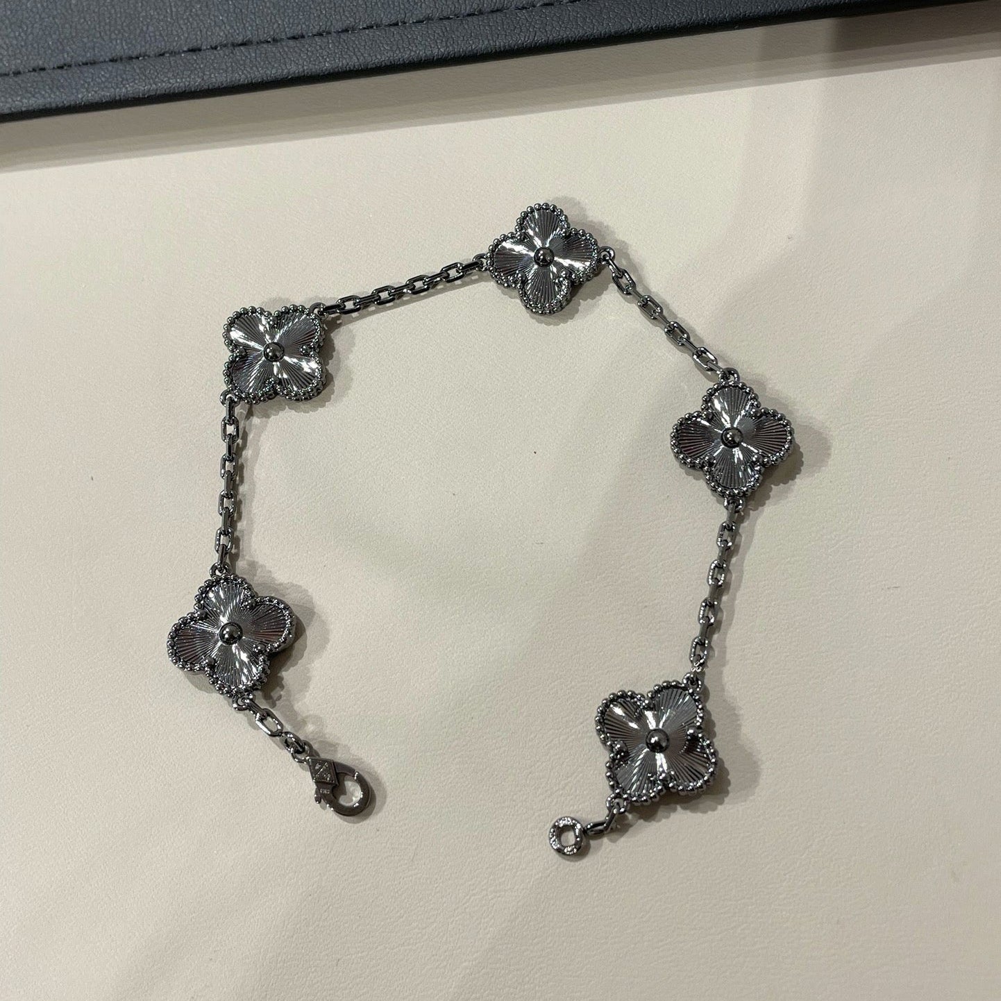BRACELET NOIR À 5 MOTIFS CLOVER 
