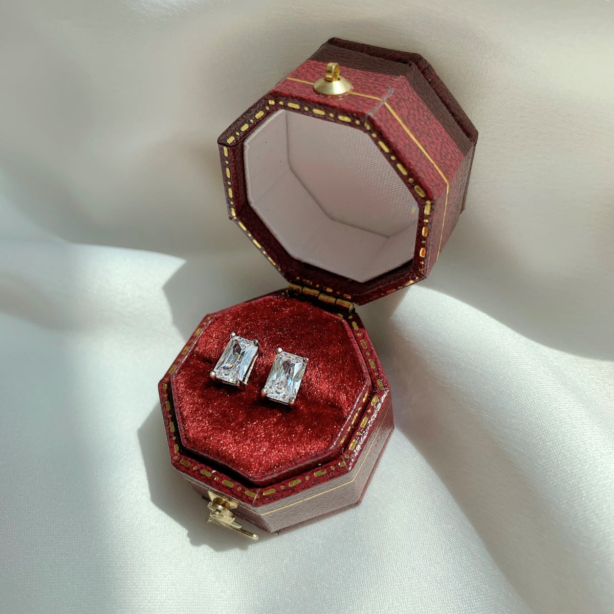 [HOT] Boucles d'oreilles à tige rectangulaires brillantes et élégantes avec pierre centrale