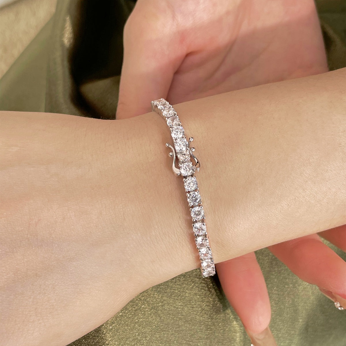[HOT] Bracelet de tennis luxueux à coupe ronde ornée