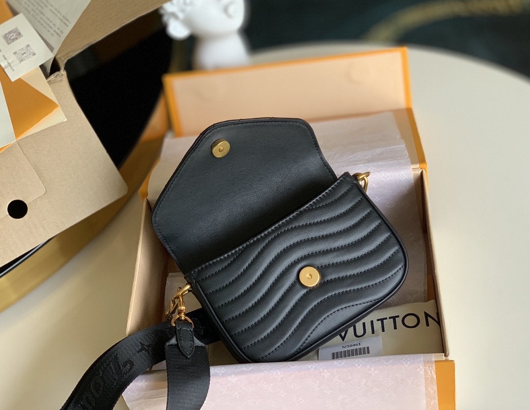 SAC BANDOULIÈRE MULTI-POCHETTES EN CUIR DE VEAU NOIR 19 CM