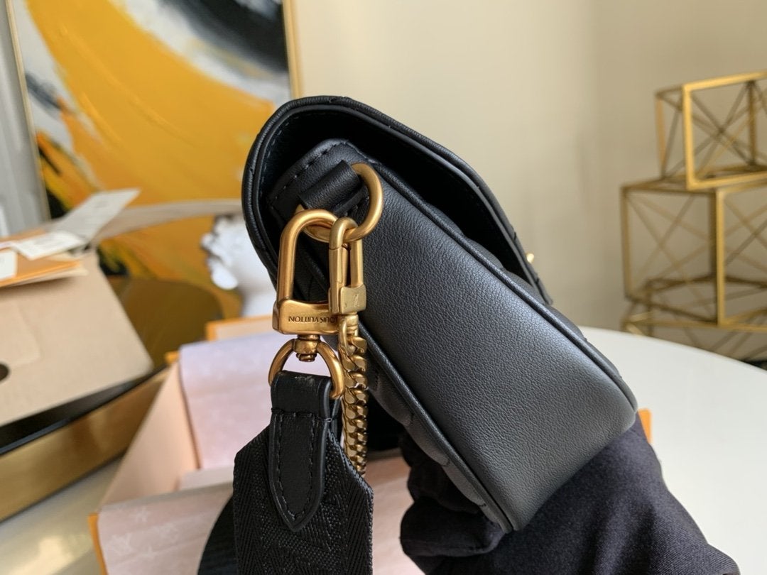 SAC BANDOULIÈRE MULTI-POCHETTES EN CUIR DE VEAU NOIR 19 CM