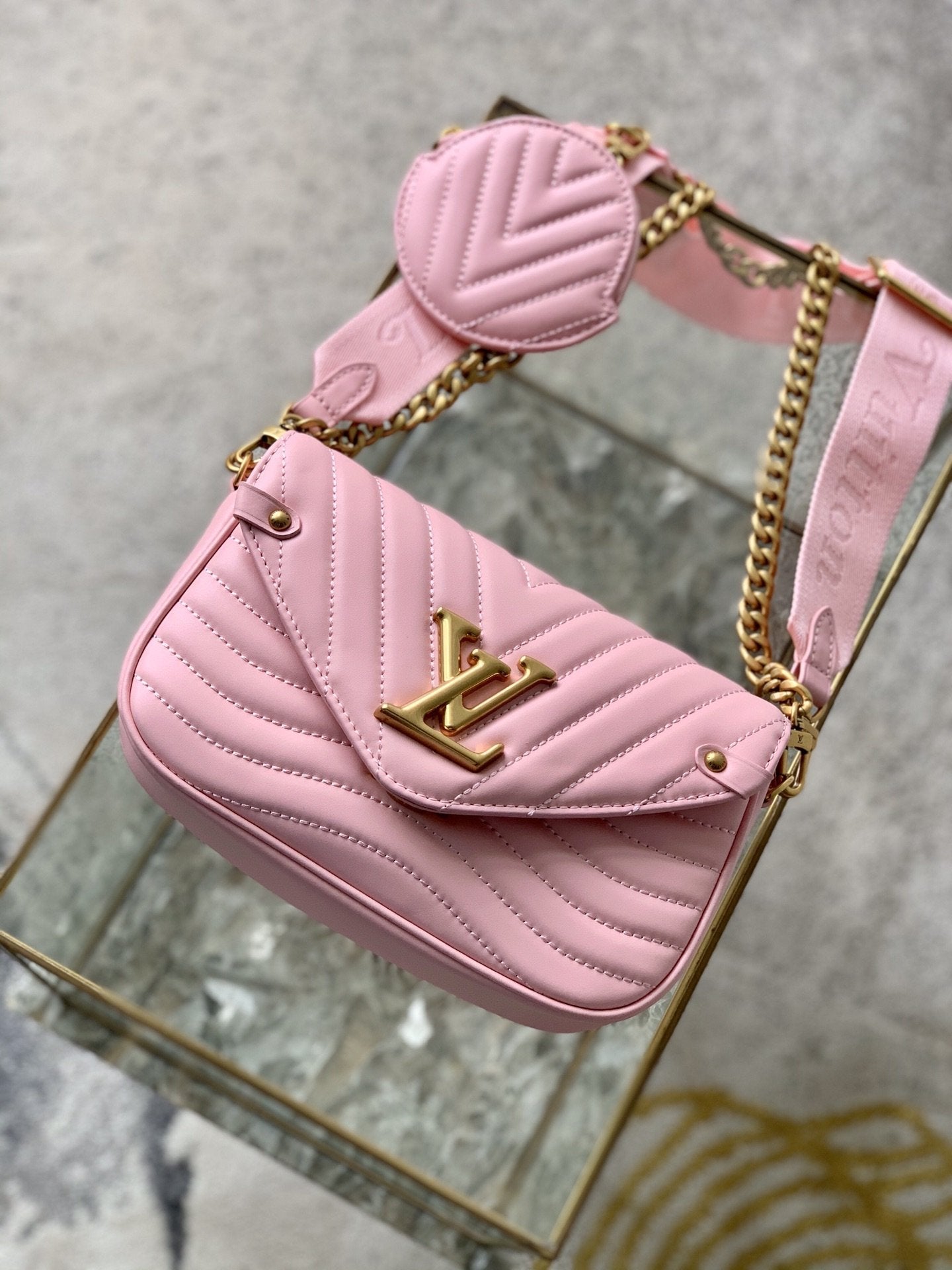 SAC BANDOULIÈRE MULTI-POCHETTES EN CUIR DE VEAU ROSE 19 CM