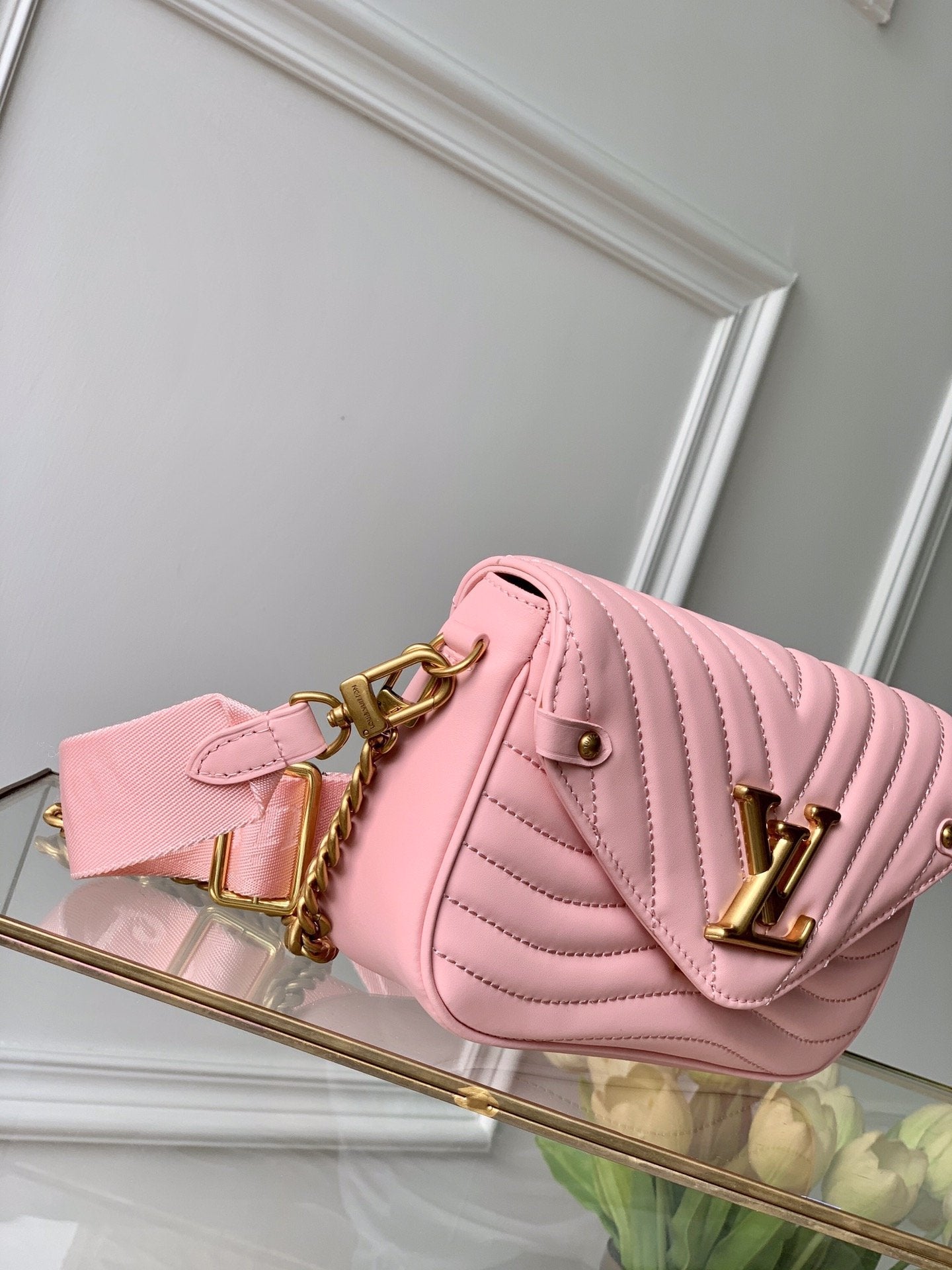 SAC BANDOULIÈRE MULTI-POCHETTES EN CUIR DE VEAU ROSE 19 CM