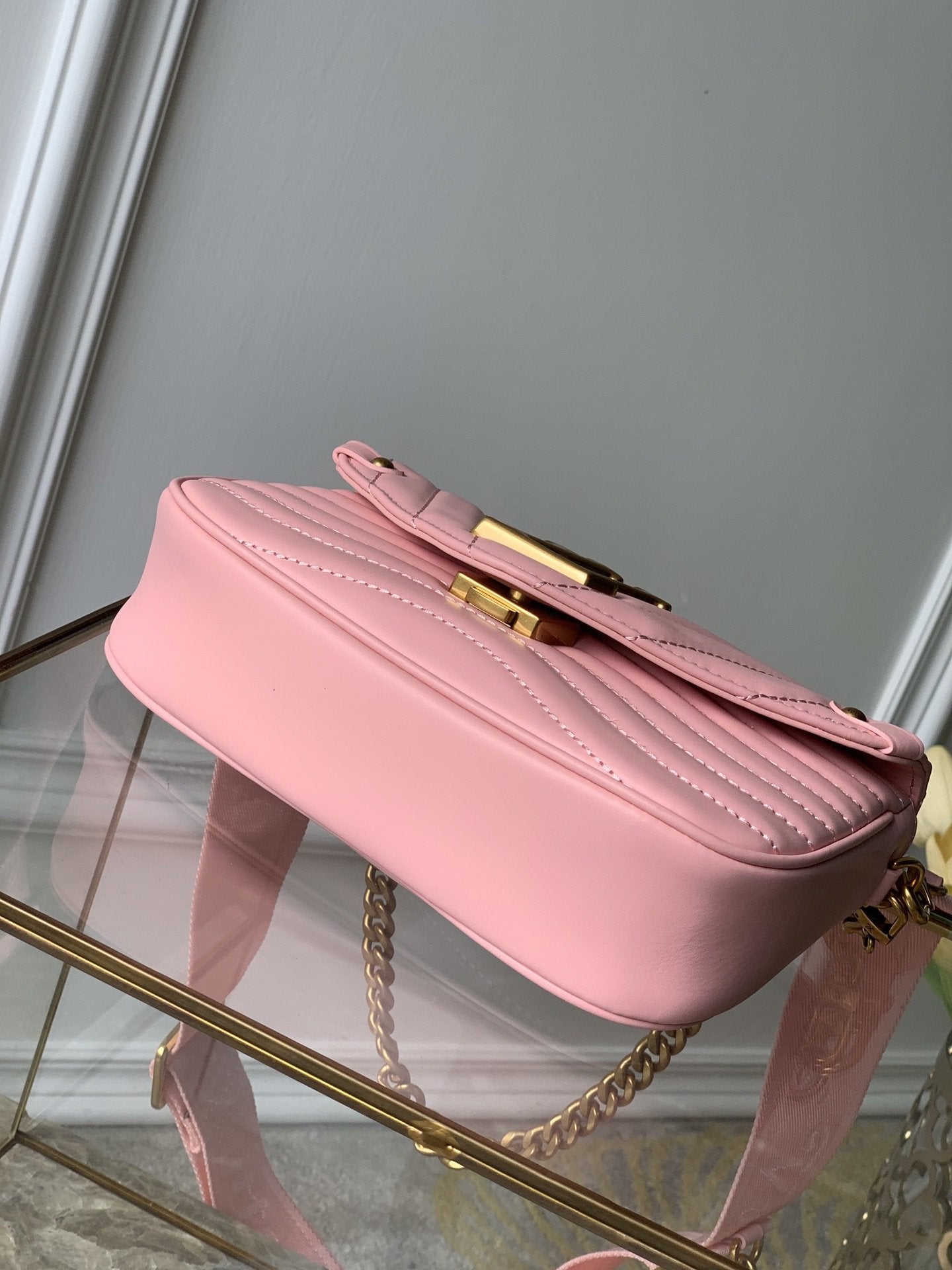 SAC BANDOULIÈRE MULTI-POCHETTES EN CUIR DE VEAU ROSE 19 CM