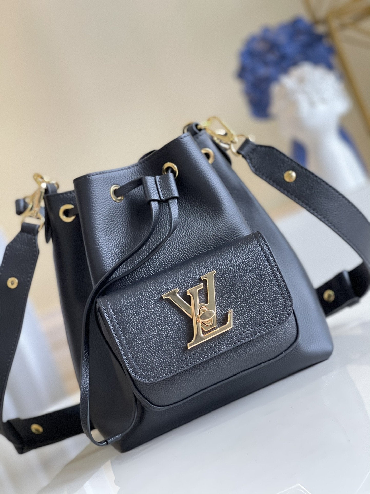 SEAU LV LOCKME 23 EN CUIR DE VEAU GRAINÉ NOIR 