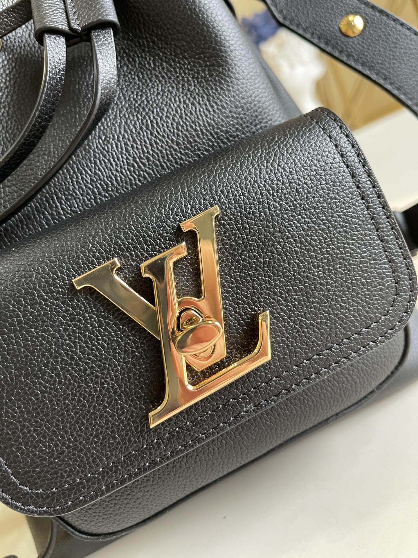 SEAU LV LOCKME 23 EN CUIR DE VEAU GRAINÉ NOIR 