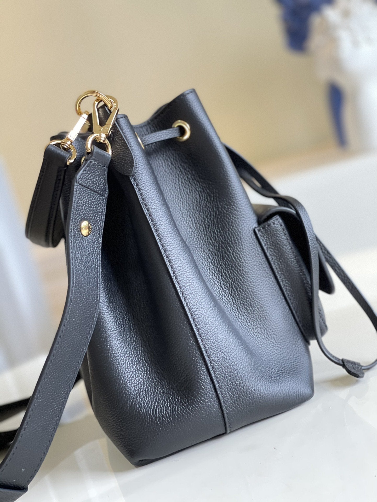 SEAU LV LOCKME 23 EN CUIR DE VEAU GRAINÉ NOIR 