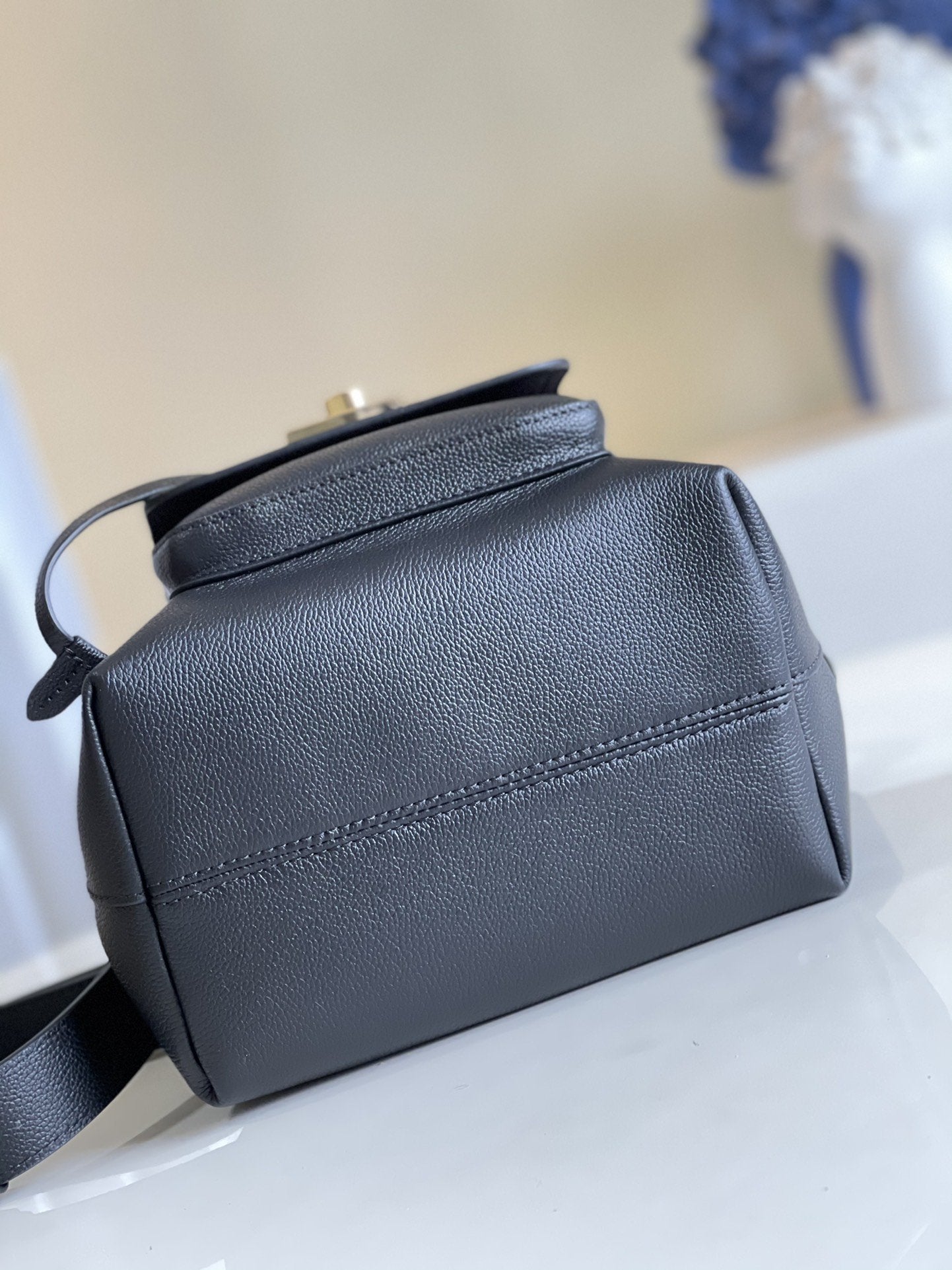 SEAU LV LOCKME 23 EN CUIR DE VEAU GRAINÉ NOIR 