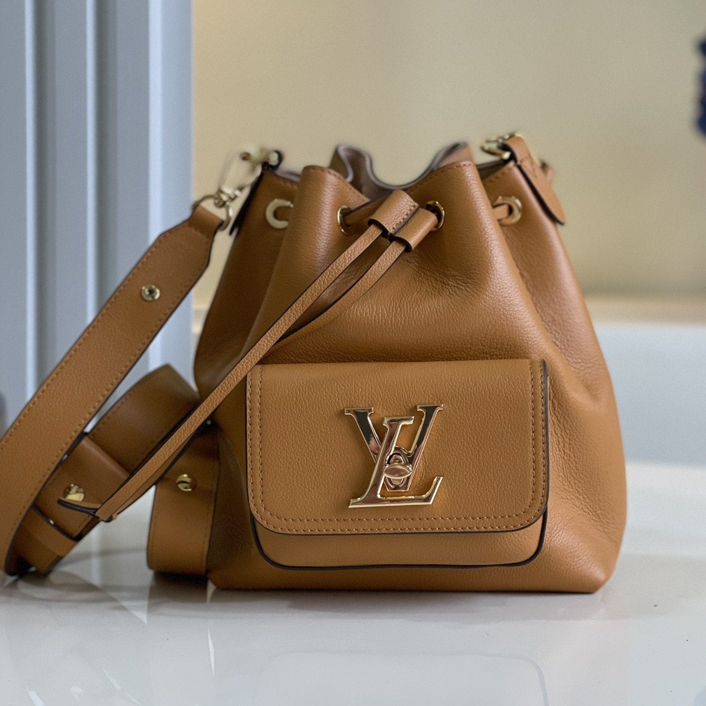 LV LOCKME BUCKET 23 CUIR DE VEAU GRAINÉ BEIGE ARIZONA