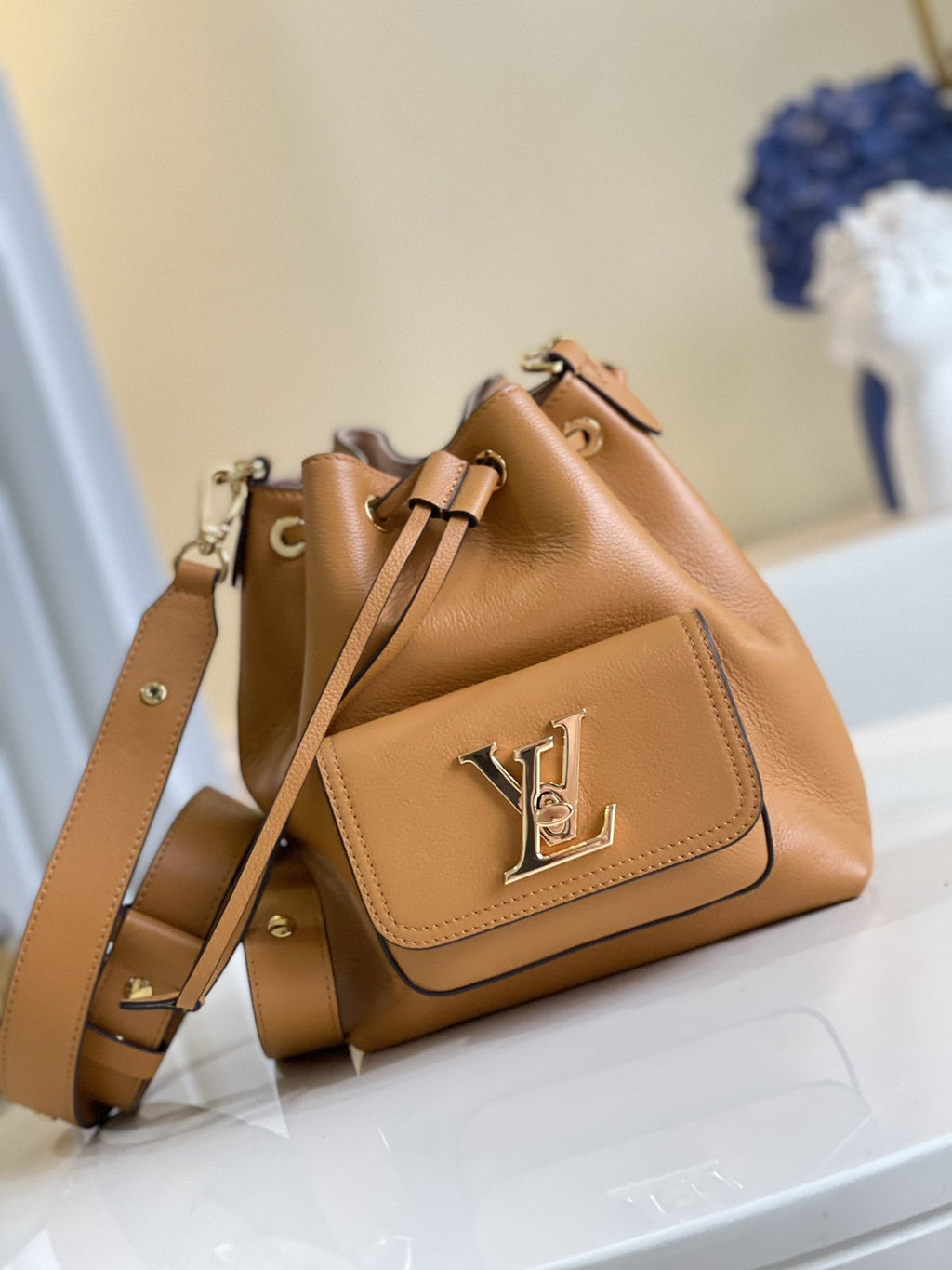 LV LOCKME BUCKET 23 CUIR DE VEAU GRAINÉ BEIGE ARIZONA