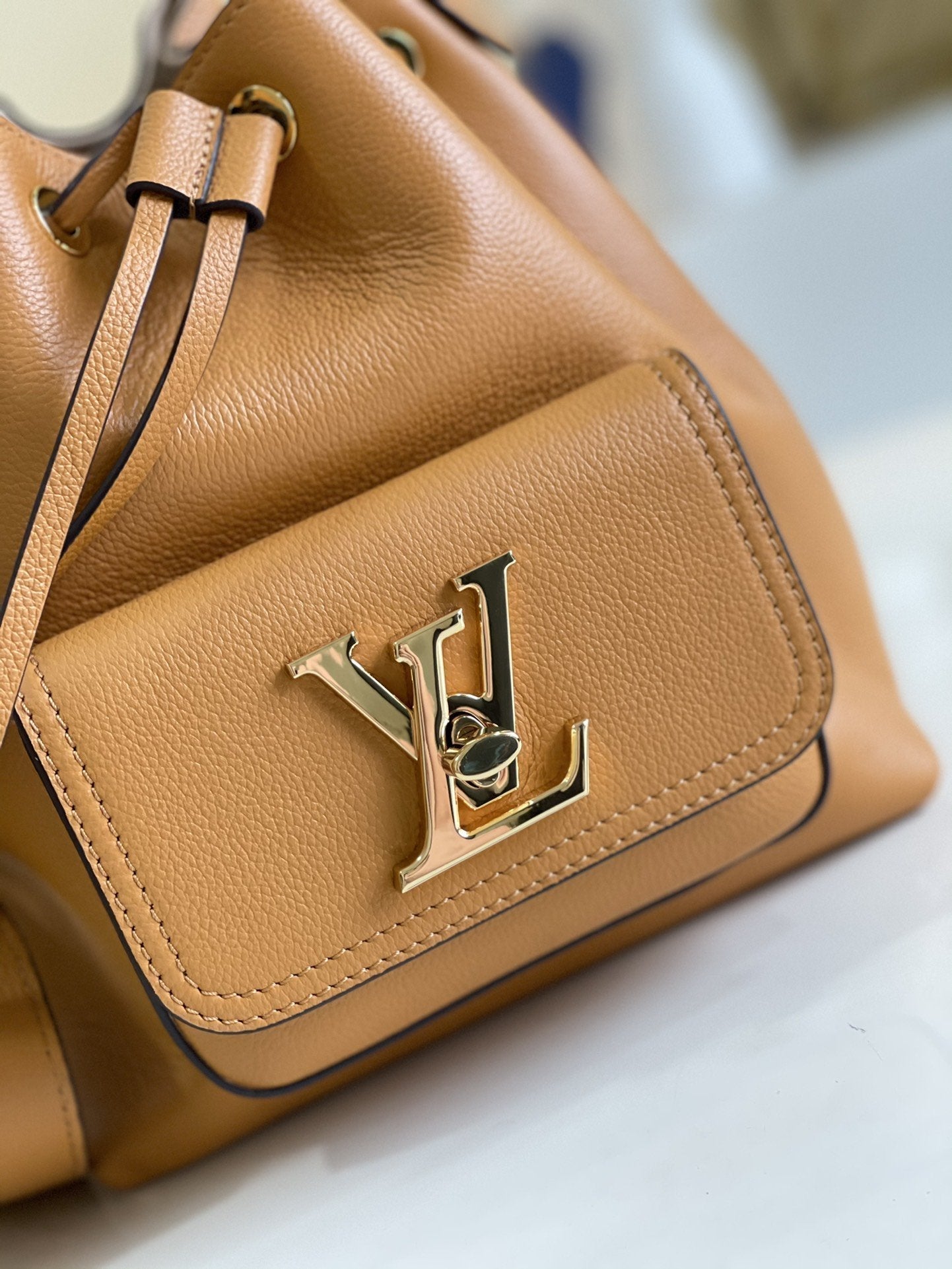 LV LOCKME BUCKET 23 CUIR DE VEAU GRAINÉ BEIGE ARIZONA
