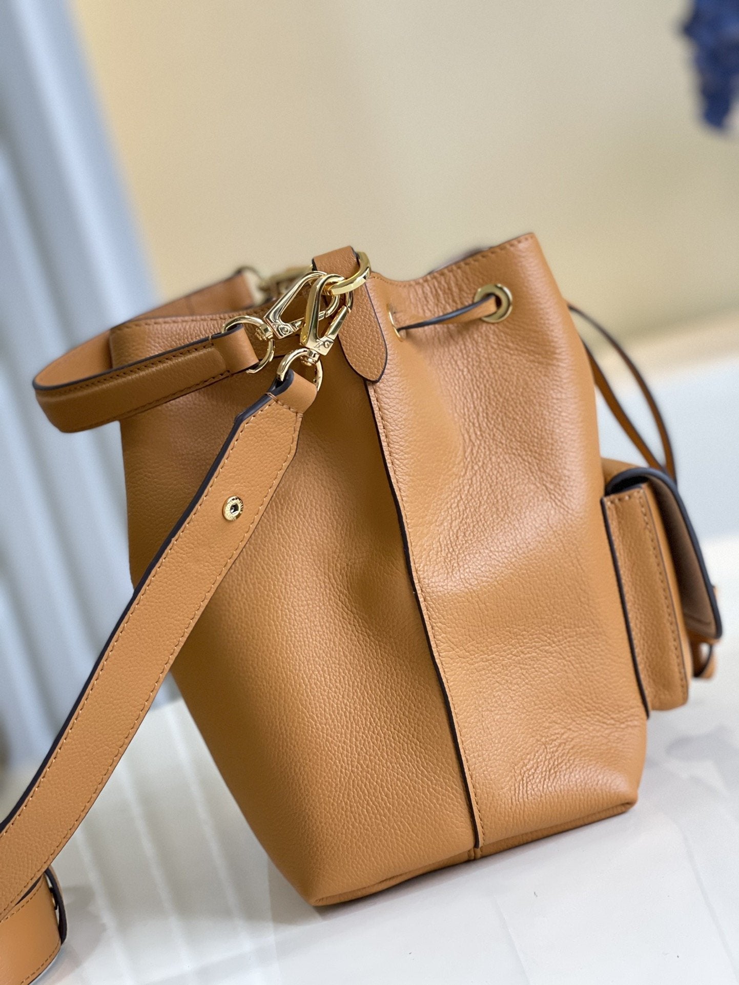 LV LOCKME BUCKET 23 CUIR DE VEAU GRAINÉ BEIGE ARIZONA