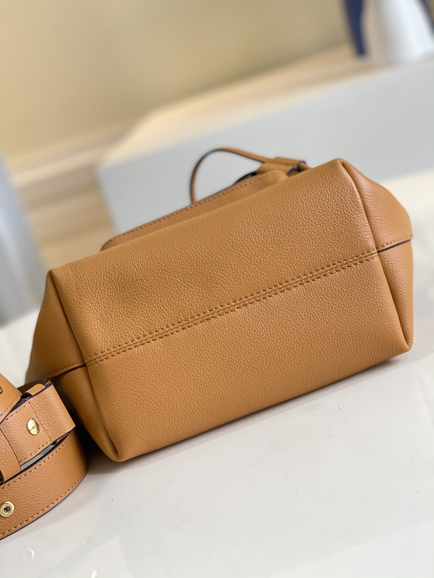 LV LOCKME BUCKET 23 CUIR DE VEAU GRAINÉ BEIGE ARIZONA