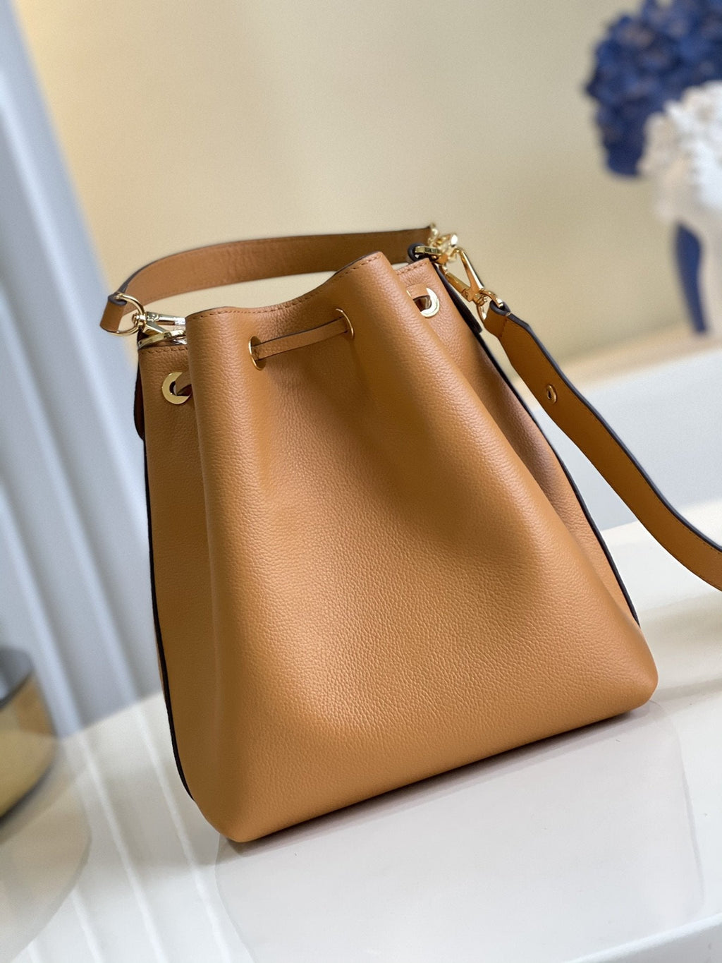 LV LOCKME BUCKET 23 CUIR DE VEAU GRAINÉ BEIGE ARIZONA
