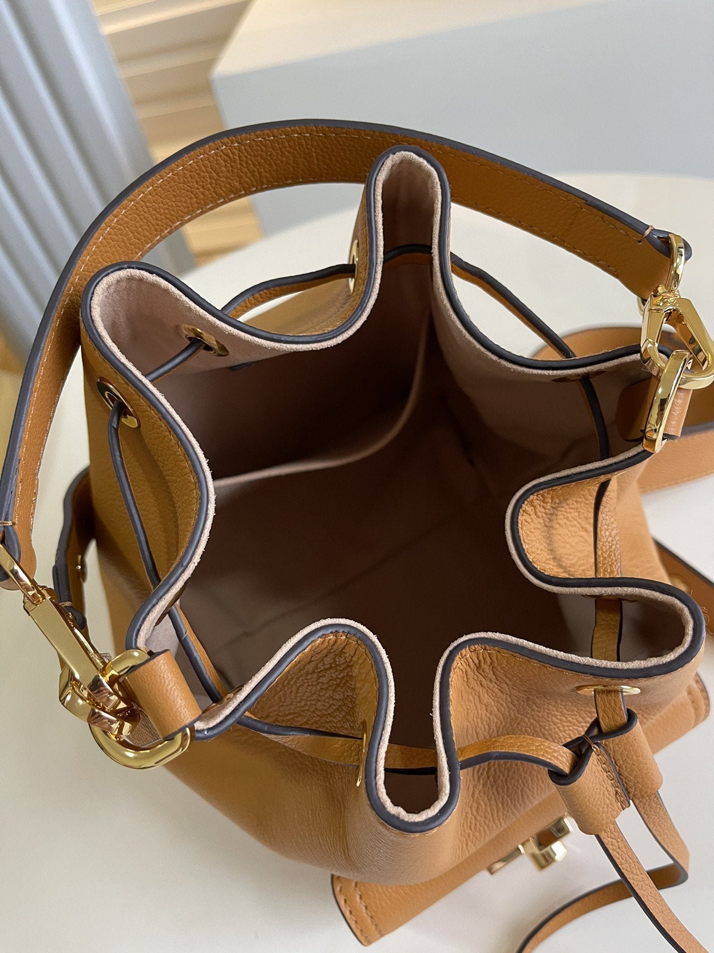 LV LOCKME BUCKET 23 CUIR DE VEAU GRAINÉ BEIGE ARIZONA