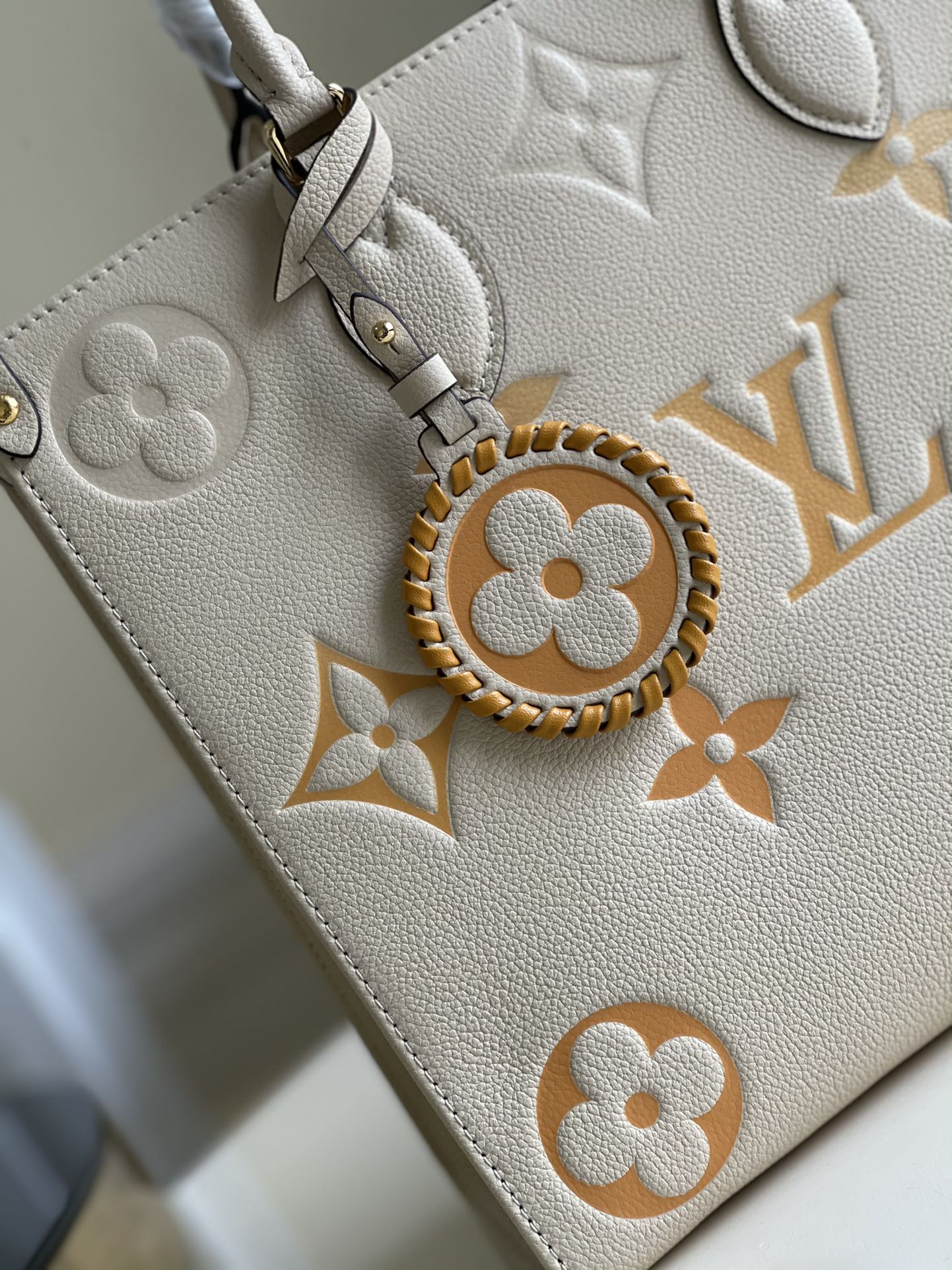 LV ONTHEGO MM 35 CRÈME AVEC GARNITURES EN CUIR DE VACHE 