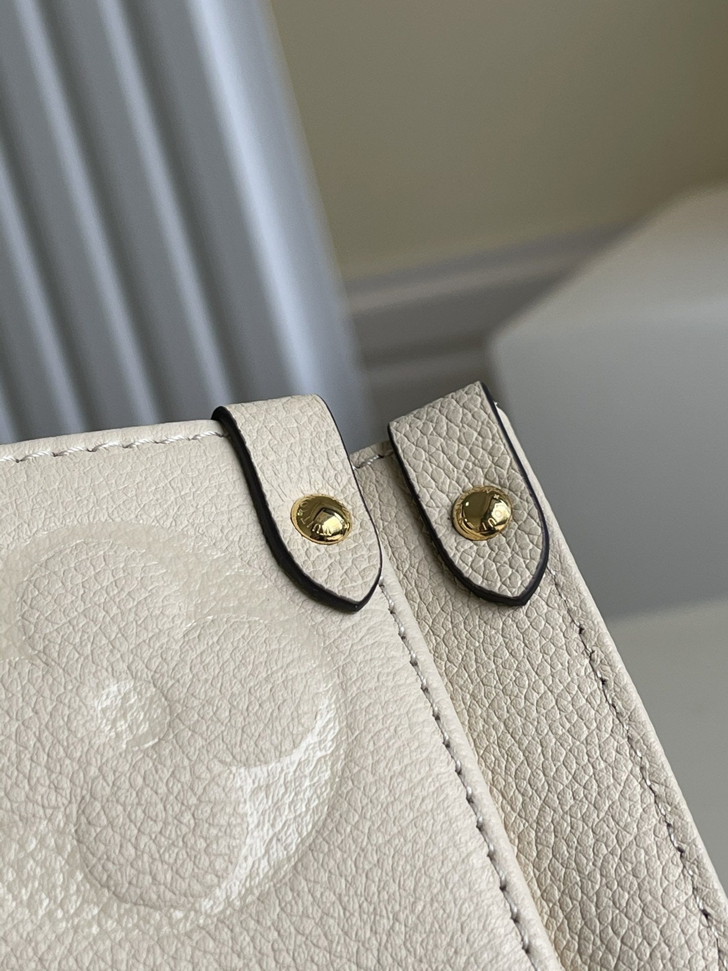 LV ONTHEGO MM 35 CRÈME AVEC GARNITURES EN CUIR DE VACHE 