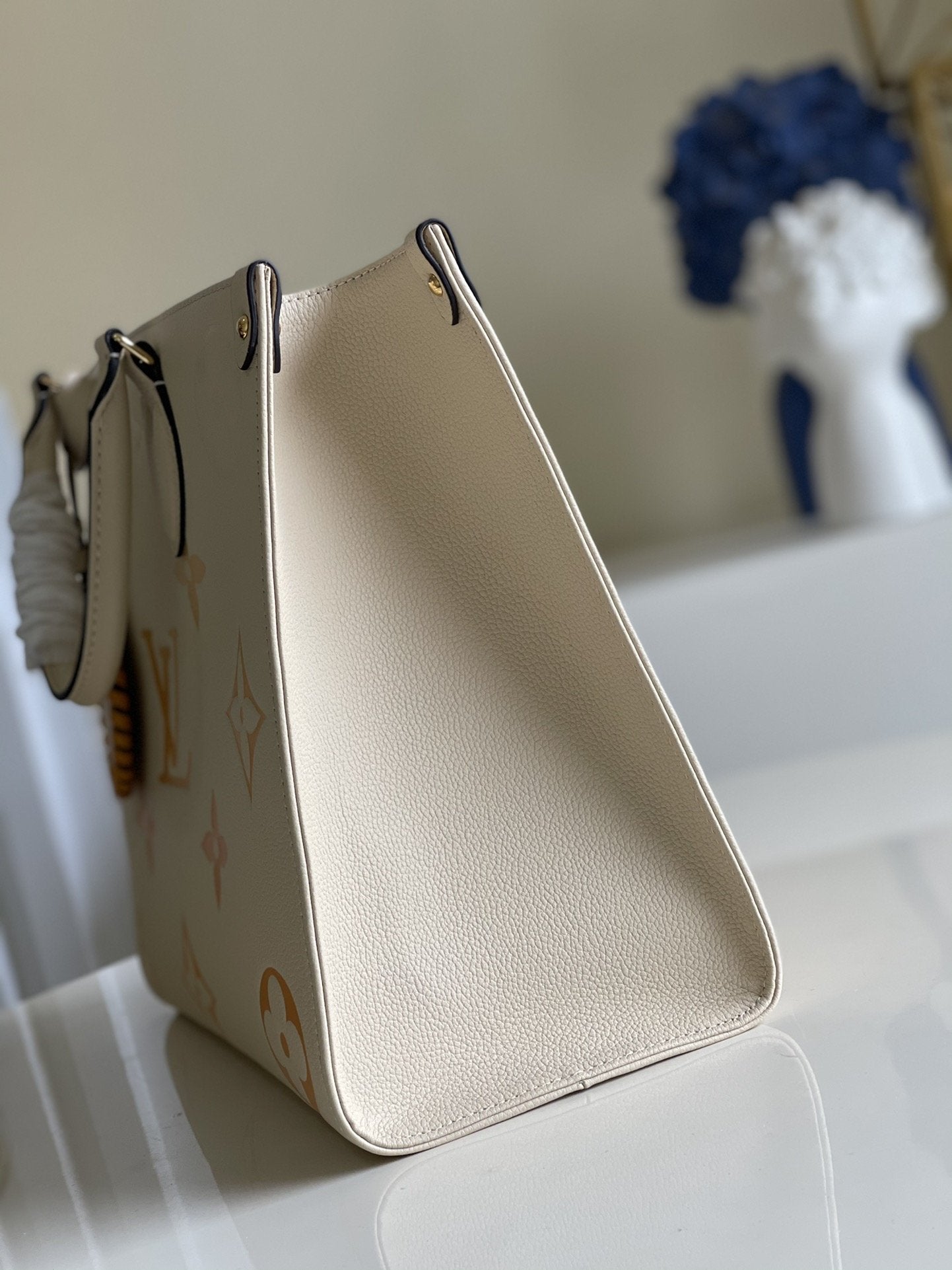 LV ONTHEGO MM 35 CRÈME AVEC GARNITURES EN CUIR DE VACHE 