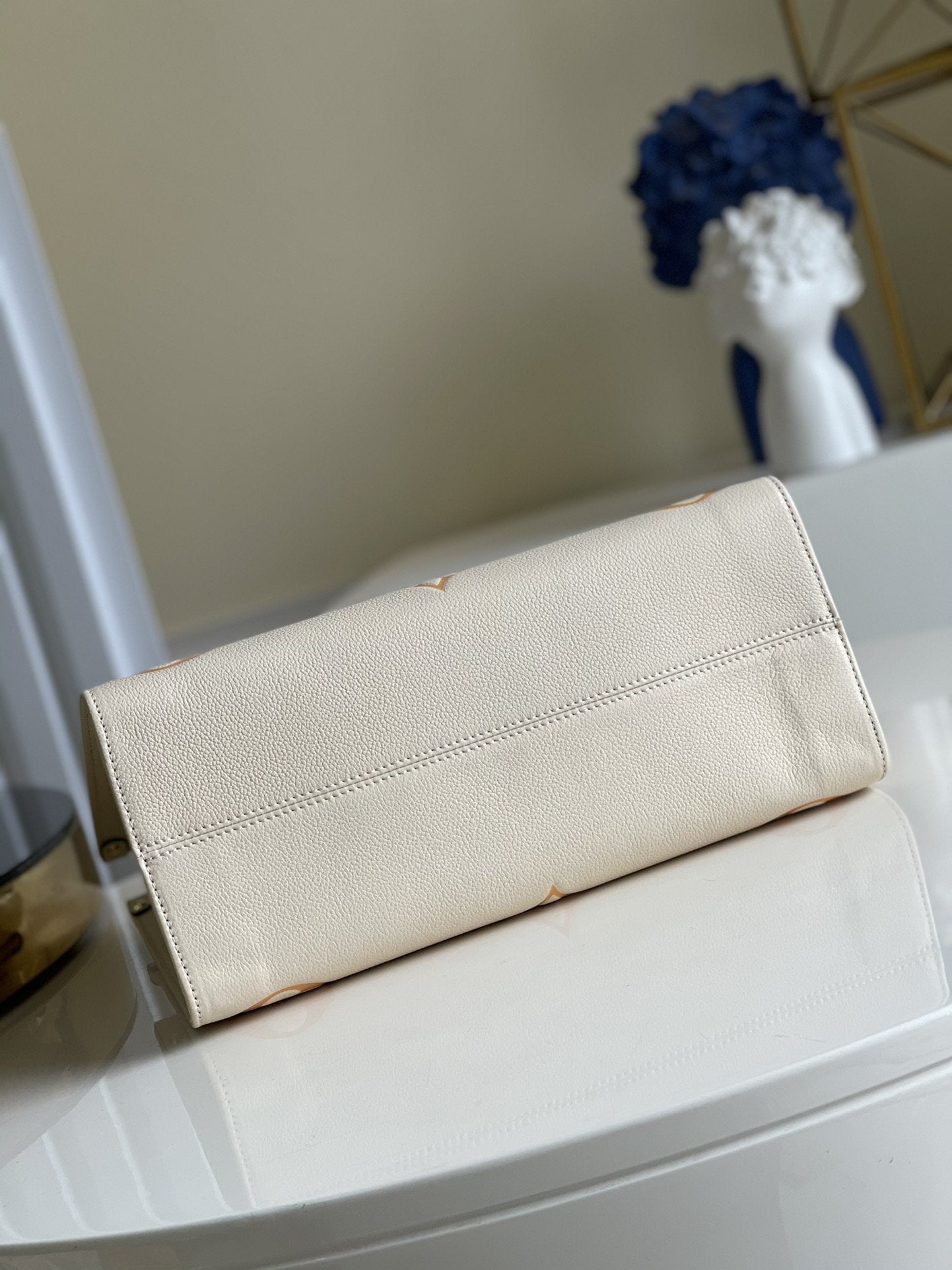 LV ONTHEGO MM 35 CRÈME AVEC GARNITURES EN CUIR DE VACHE 