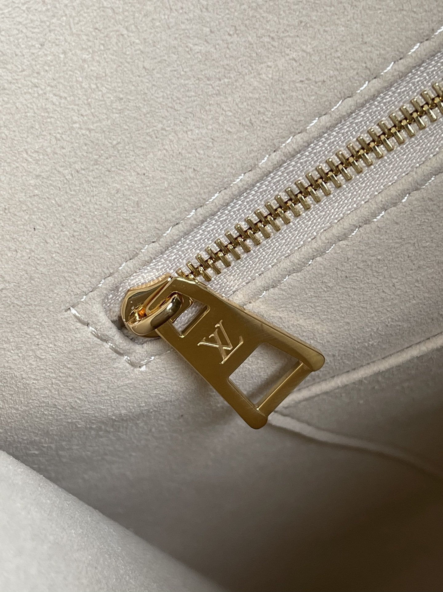 LV ONTHEGO MM 35 CRÈME AVEC GARNITURES EN CUIR DE VACHE 