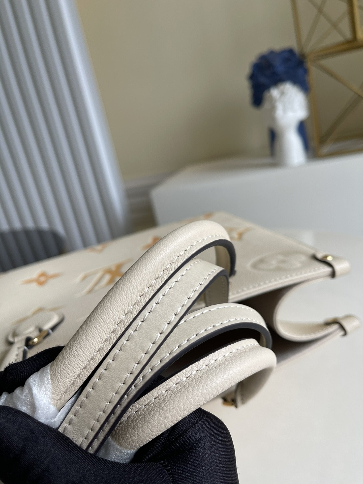 LV ONTHEGO MM 35 CRÈME AVEC GARNITURES EN CUIR DE VACHE 