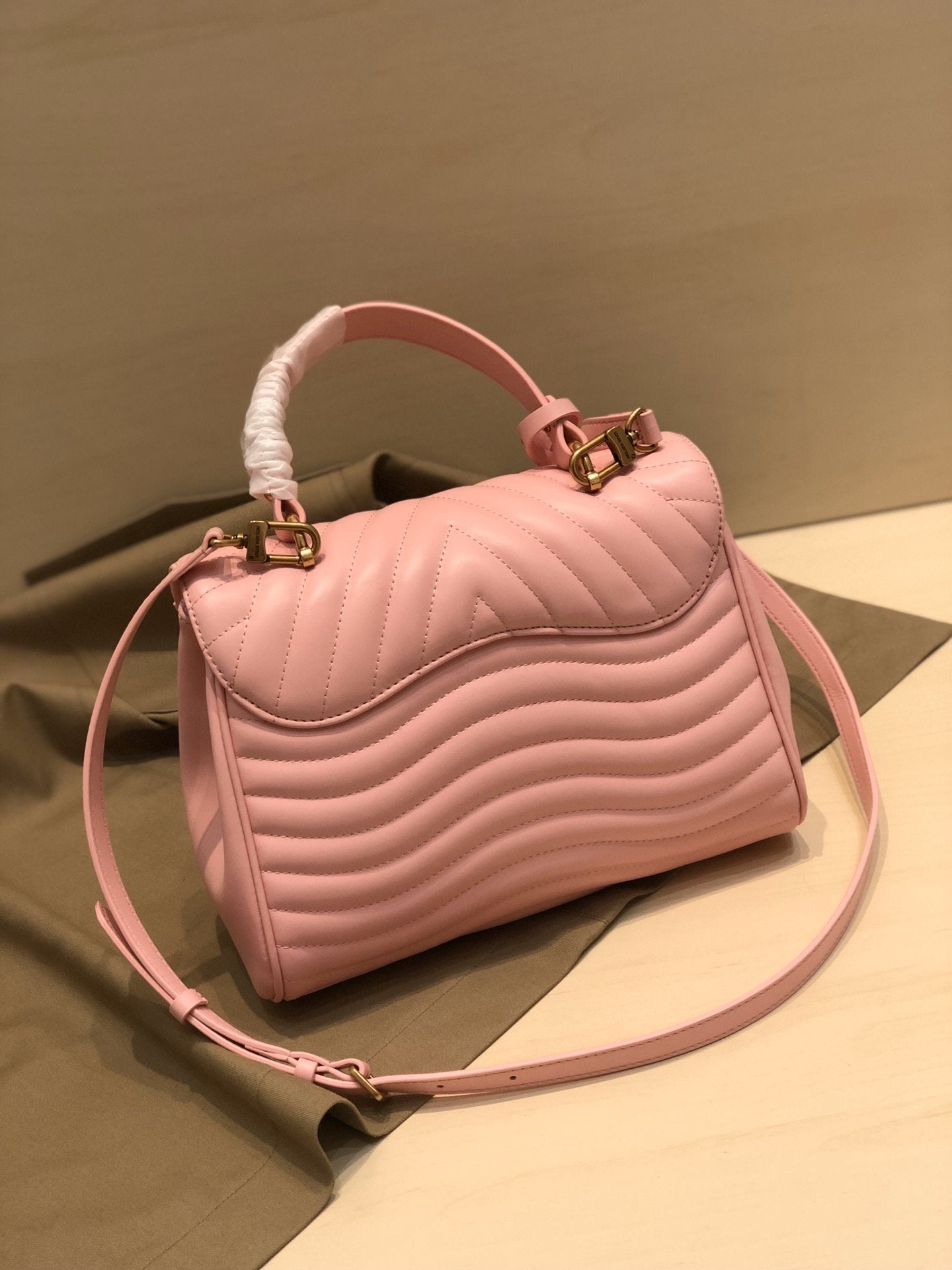 SAC À MAIN LV NEW WAVE 26 CM EN CUIR DE VEAU ROSE