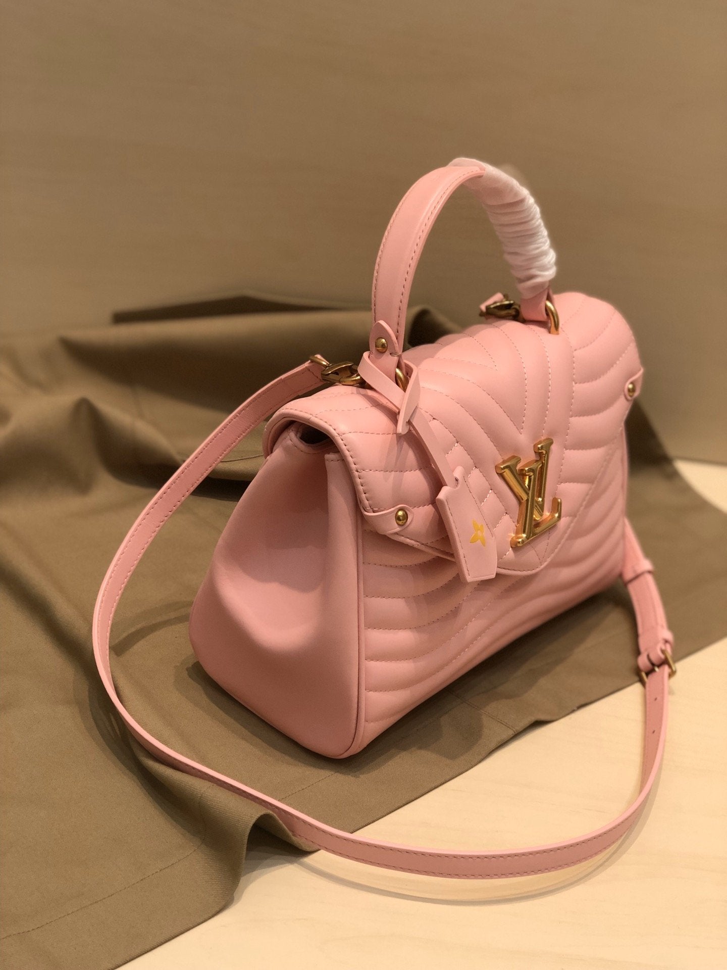 SAC À MAIN LV NEW WAVE 26 CM EN CUIR DE VEAU ROSE