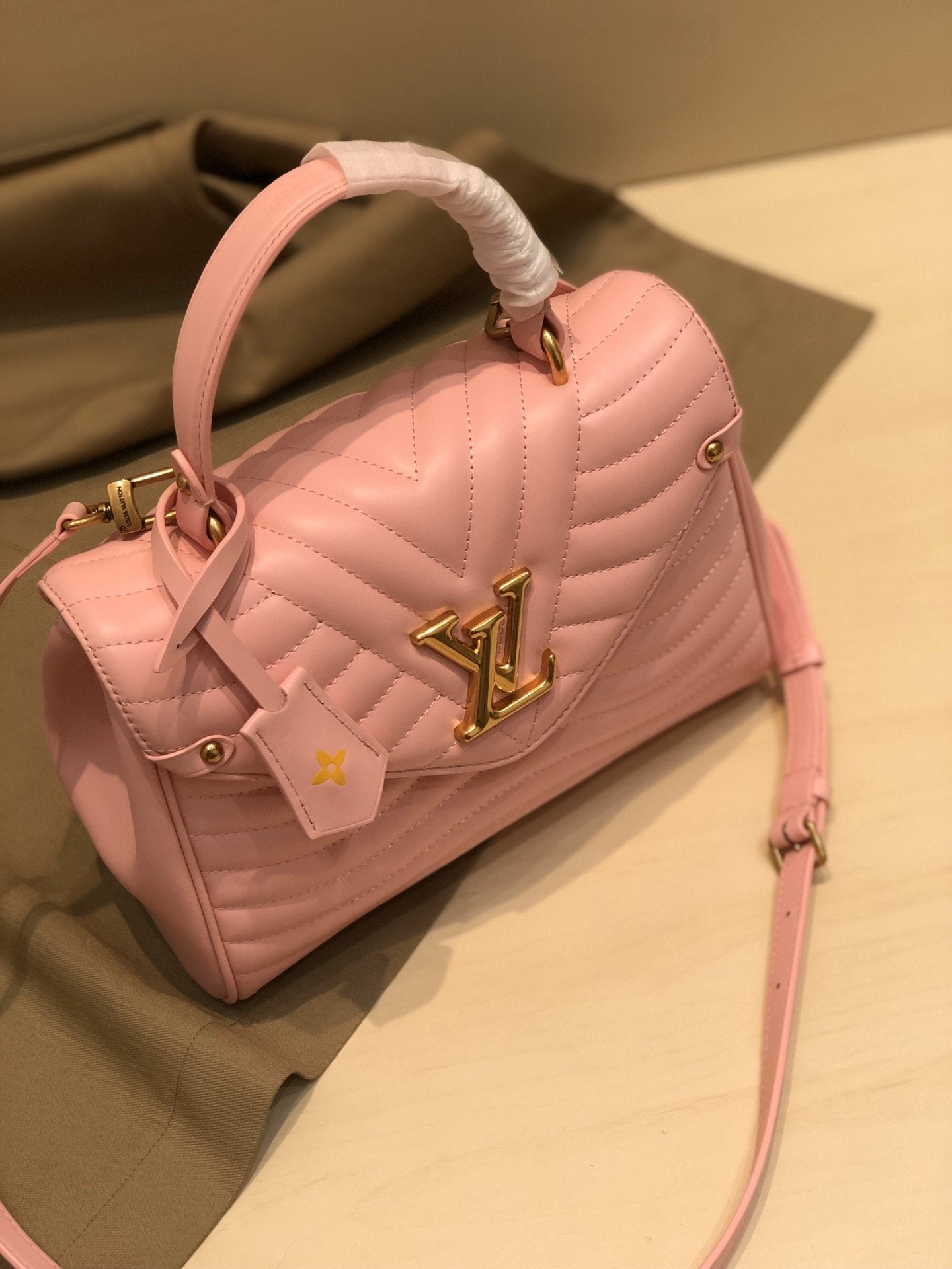 SAC À MAIN LV NEW WAVE 26 CM EN CUIR DE VEAU ROSE
