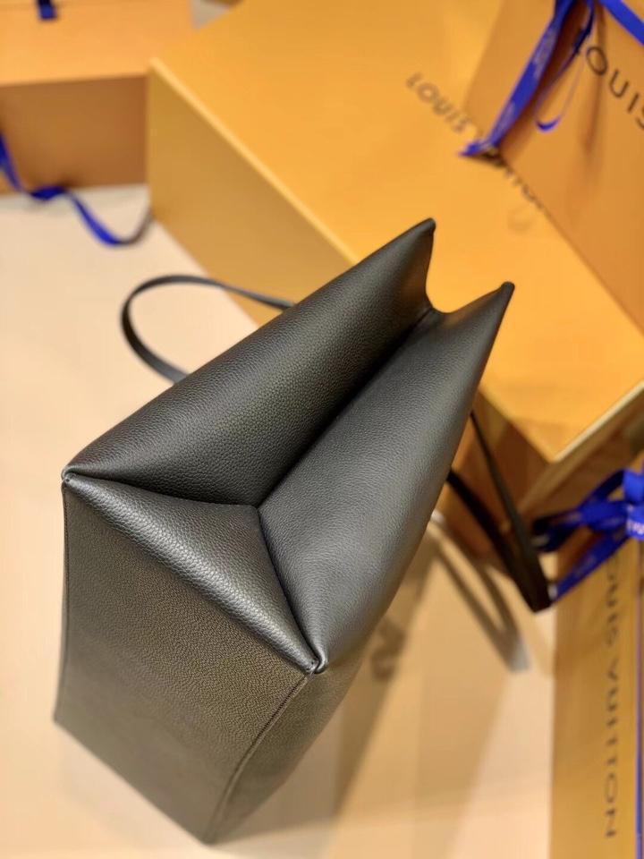 SAC SHOPPER LV LOCKME 42 EN CUIR DE VEAU GRAINÉ NOIR