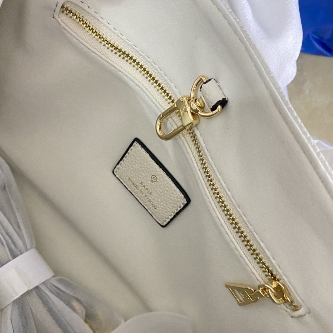 ONTHEGO PM 25 CUIR DE VACHE GRAINÉ GAUFRÉ CRÈME 