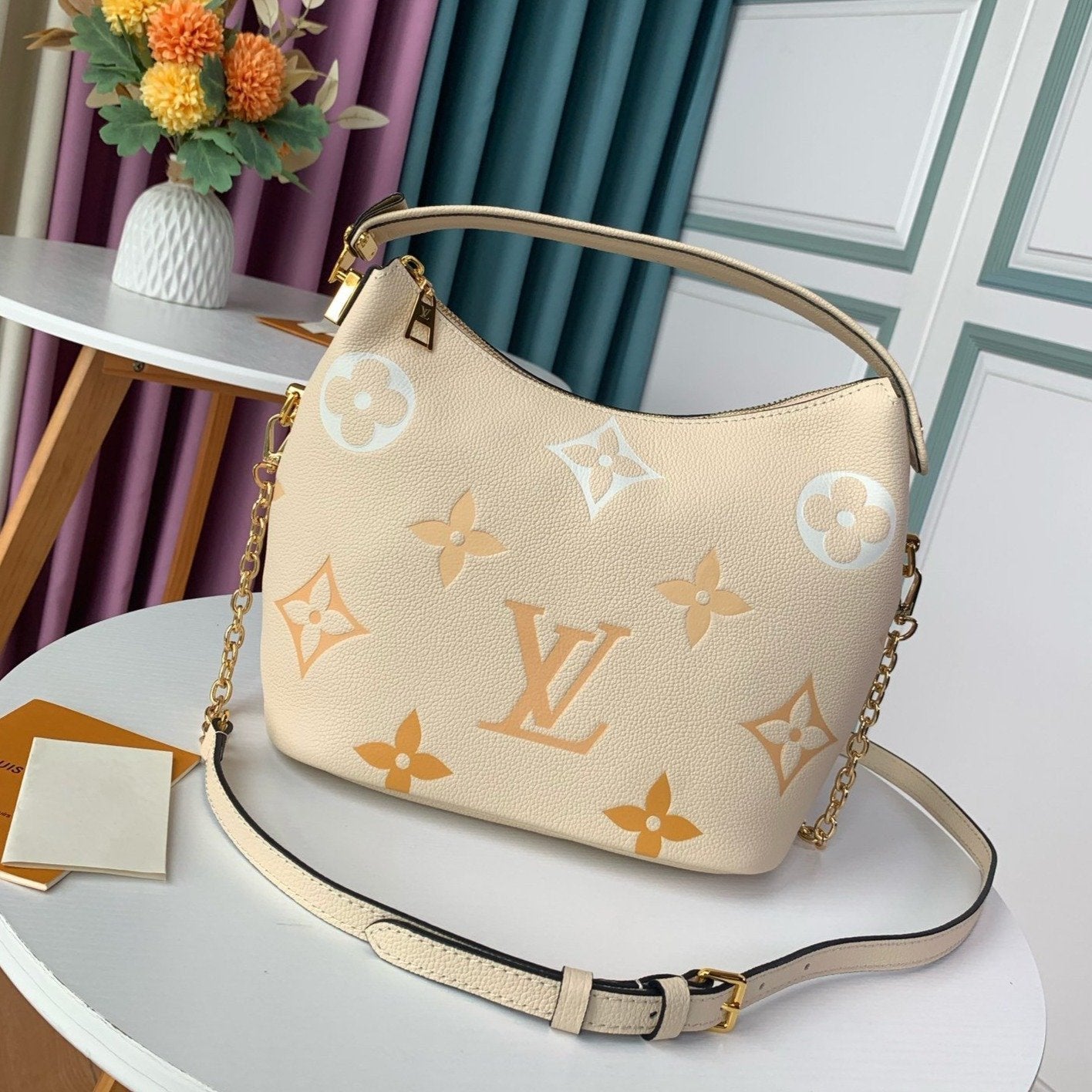 CUIR DE VACHE GRAINÉ AU SAFRAN ET À LA CRÈME HOBO À LA GUIMAUVE