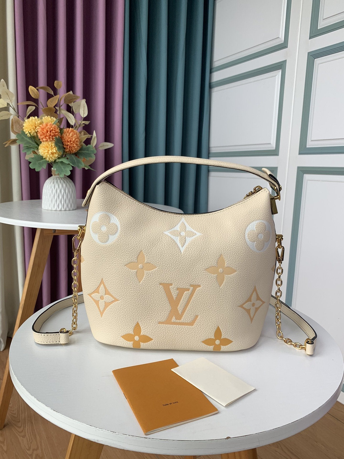 CUIR DE VACHE GRAINÉ AU SAFRAN ET À LA CRÈME HOBO À LA GUIMAUVE