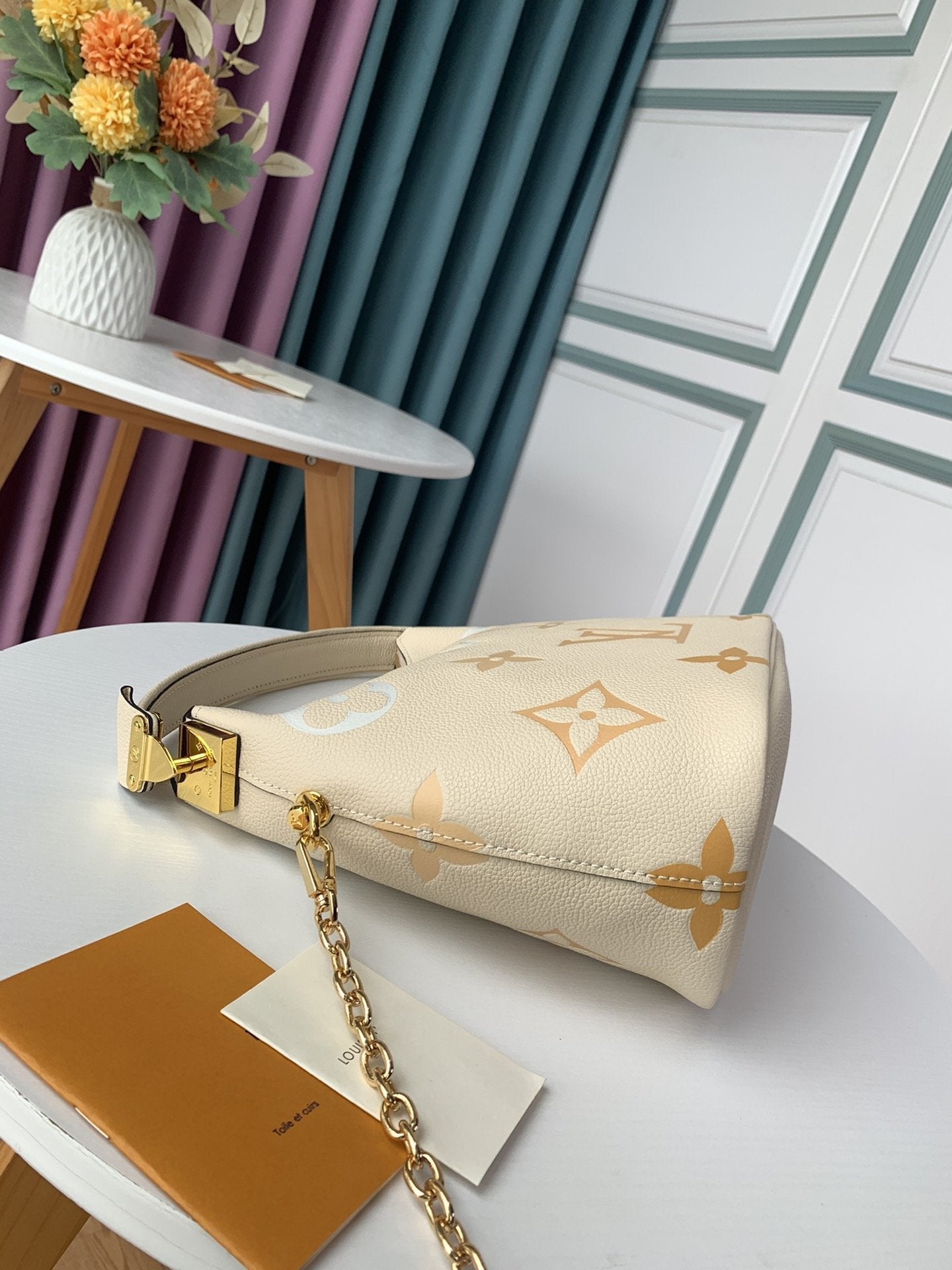 CUIR DE VACHE GRAINÉ AU SAFRAN ET À LA CRÈME HOBO À LA GUIMAUVE