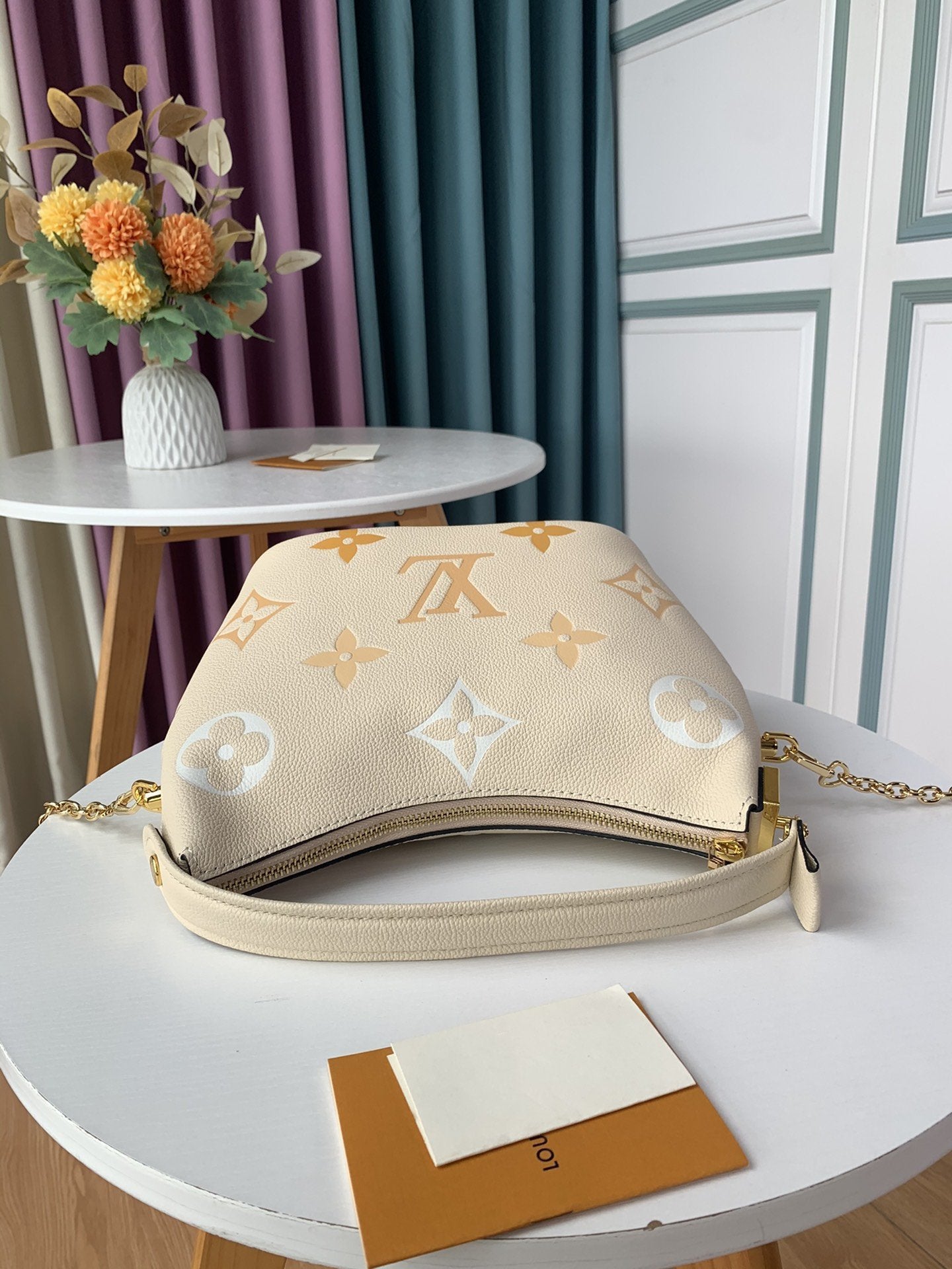 CUIR DE VACHE GRAINÉ AU SAFRAN ET À LA CRÈME HOBO À LA GUIMAUVE