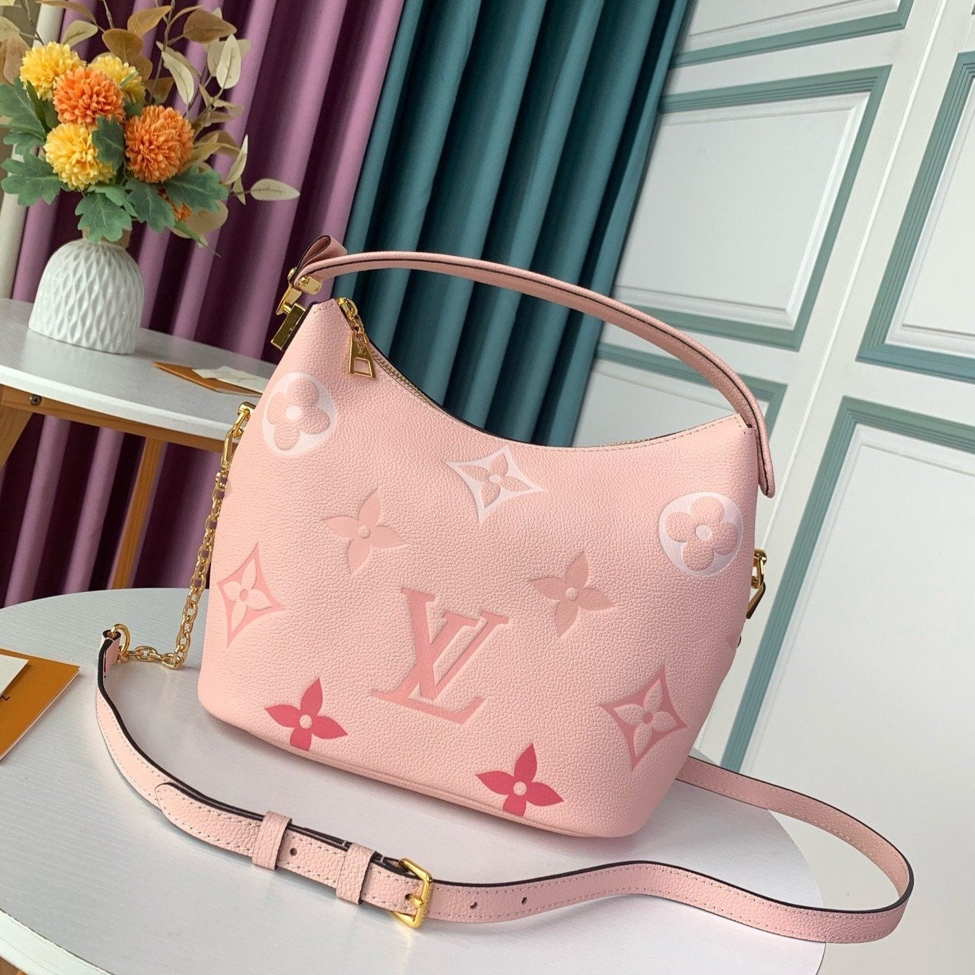 SAC HOBO MASHMALLOW BOUTON DE ROSE EN CUIR DE VACHE GRAINÉ ROSE