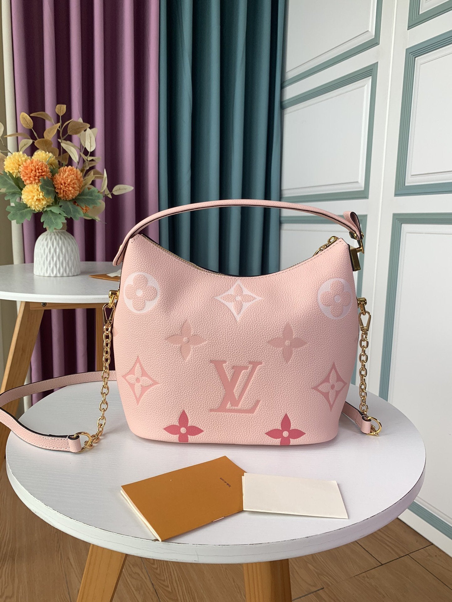 SAC HOBO MASHMALLOW BOUTON DE ROSE EN CUIR DE VACHE GRAINÉ ROSE