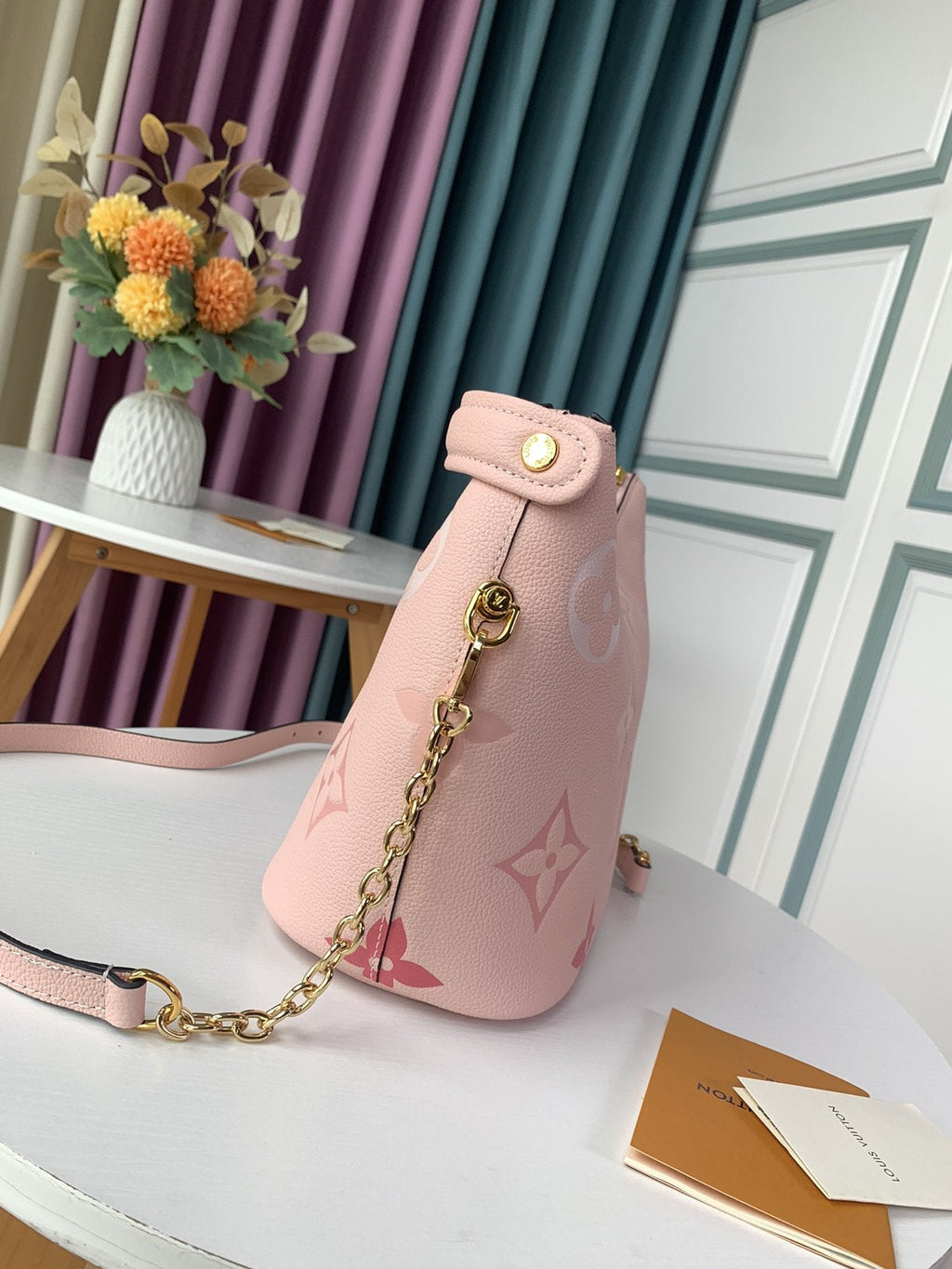 SAC HOBO MASHMALLOW BOUTON DE ROSE EN CUIR DE VACHE GRAINÉ ROSE