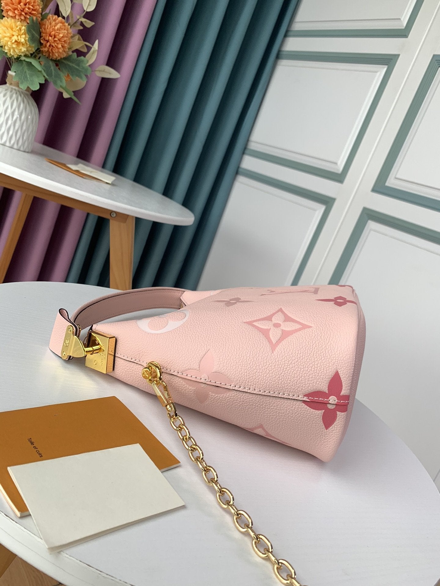 SAC HOBO MASHMALLOW BOUTON DE ROSE EN CUIR DE VACHE GRAINÉ ROSE
