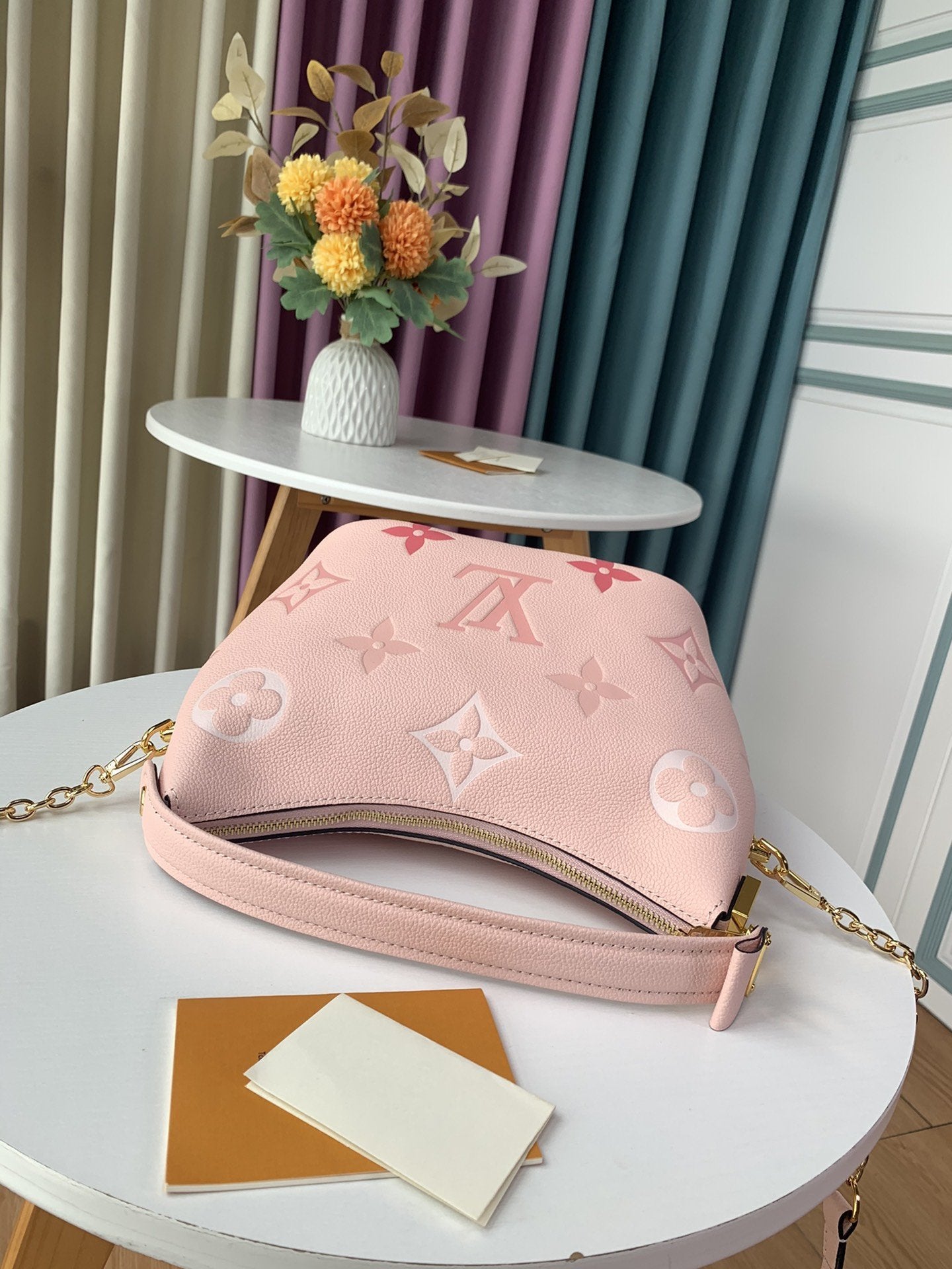 SAC HOBO MASHMALLOW BOUTON DE ROSE EN CUIR DE VACHE GRAINÉ ROSE