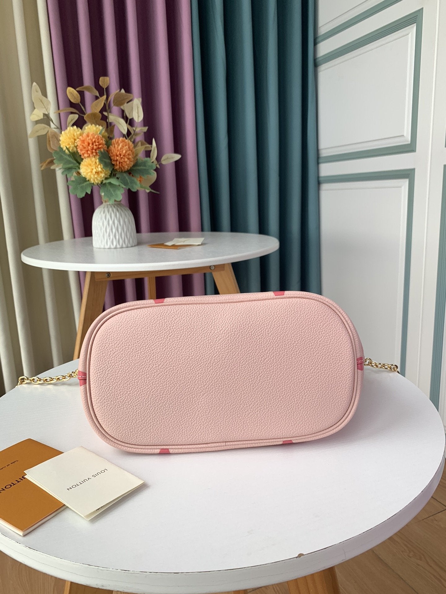 SAC HOBO MASHMALLOW BOUTON DE ROSE EN CUIR DE VACHE GRAINÉ ROSE