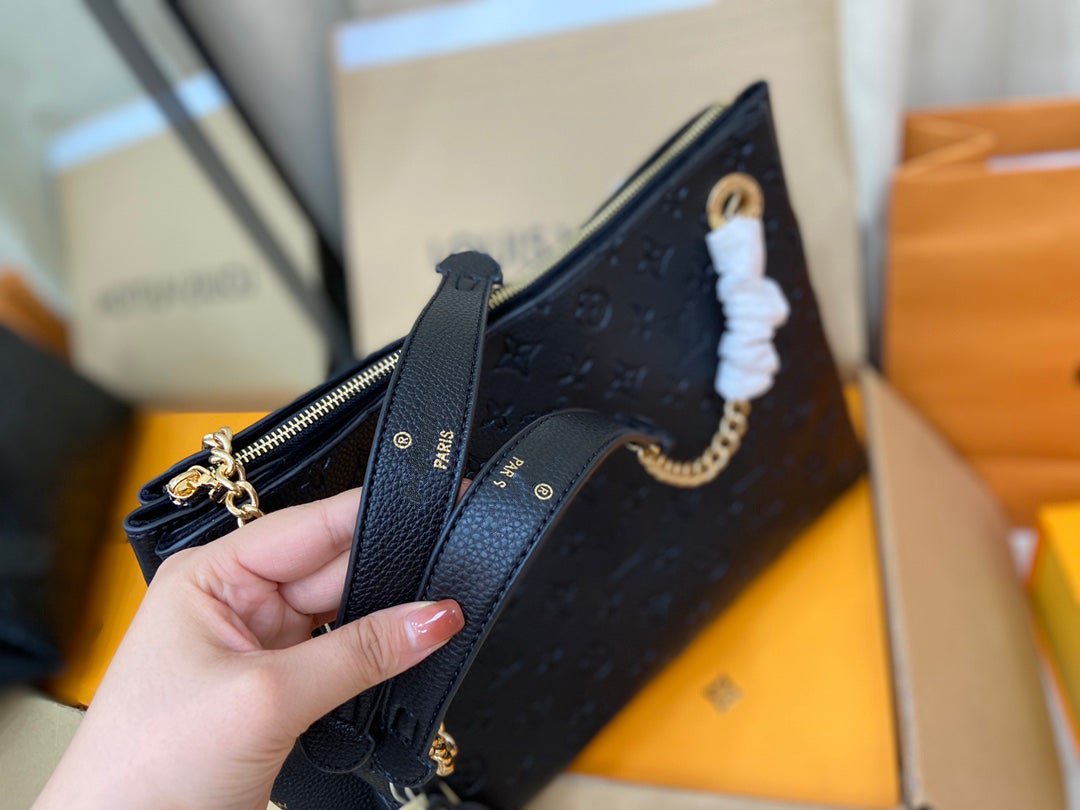 SURENE MM 36CM CUIR DE VEAU GRAINÉ MONOGRAMME NOIR