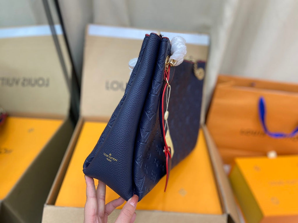 SURENE MM 36CM CUIR DE VEAU GRAINÉ MONOGRAMME BLEU