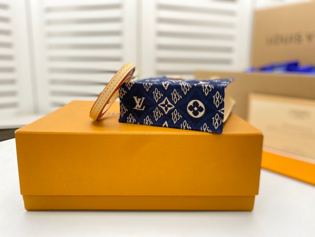 PETIT SAC PLAT BLEU MONOGRAMME DEPUIS 1854 TEXTILE