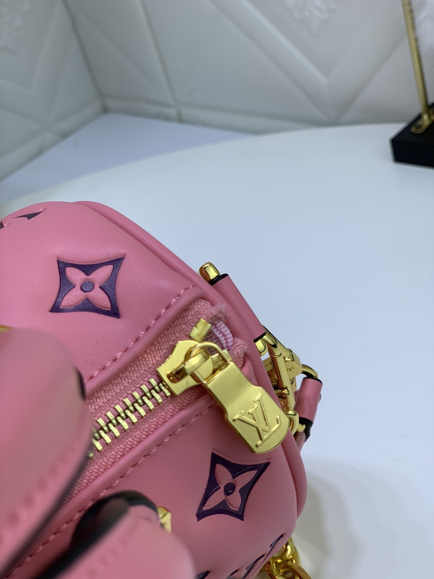 SPEEDY 22 PEAU D'AGNEAU ROSE NOIR AVEC MONOGRAMME EN RELIEF
