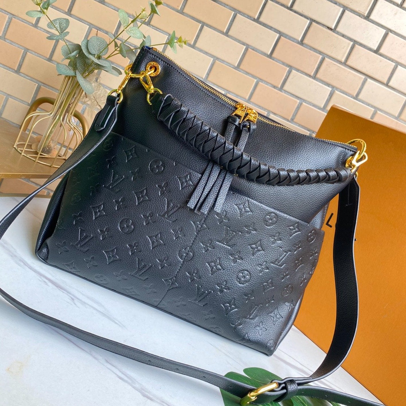 SAC HOBO MAIDA 33 CM EN CUIR DE VACHE GRAINÉ AVEC MONOGRAMME NOIR EN RESINE 