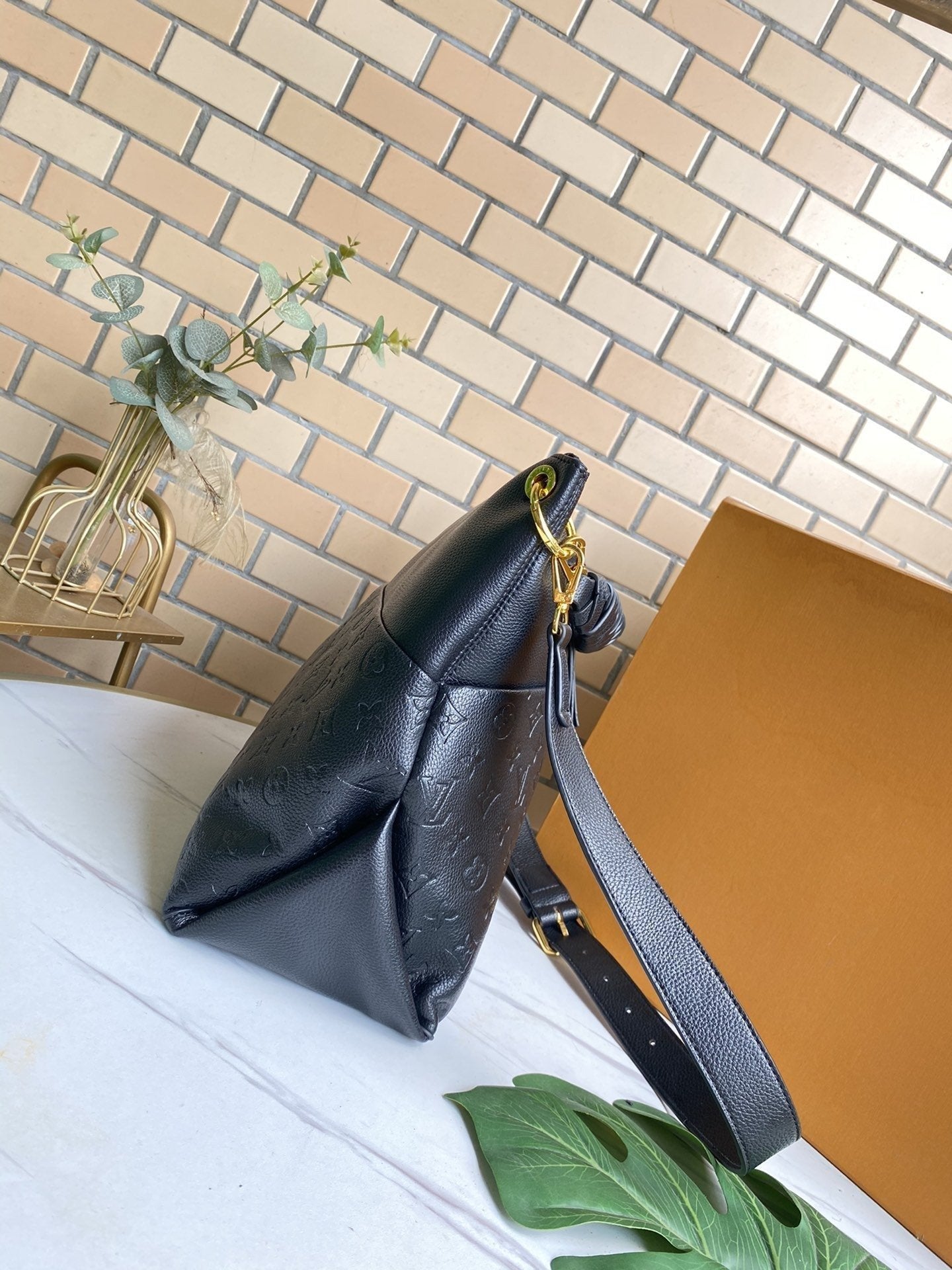 SAC HOBO MAIDA 33 CM EN CUIR DE VACHE GRAINÉ AVEC MONOGRAMME NOIR EN RESINE 